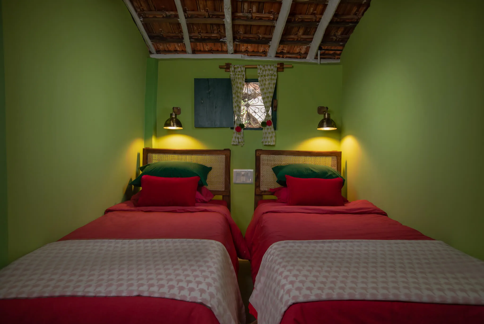 Twin beds dressed in red at Casa Jaali