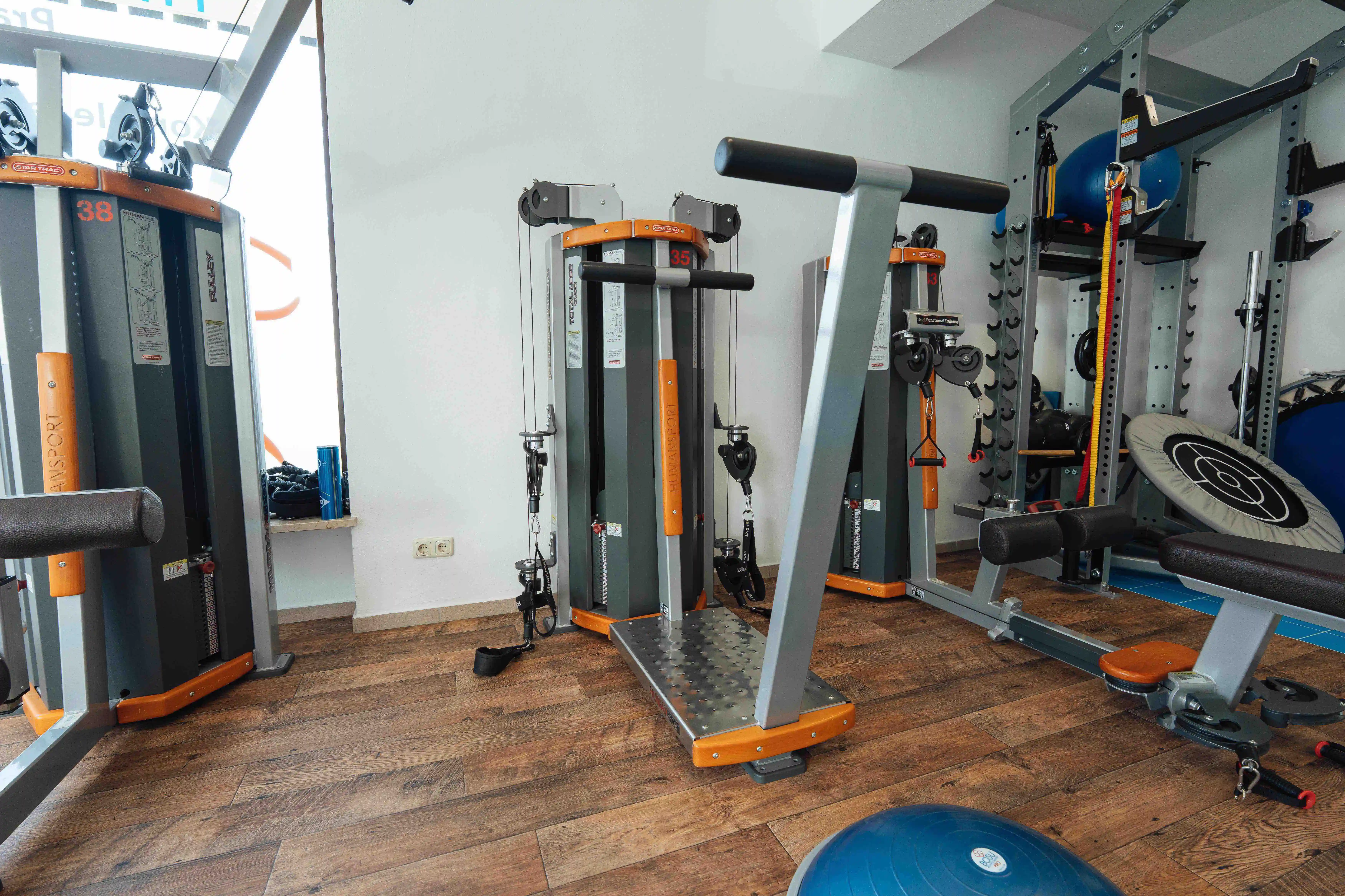 Trainingsraum mit Kabelzuggeräten, Trainingsfläche und funktioneller Ausstattung.