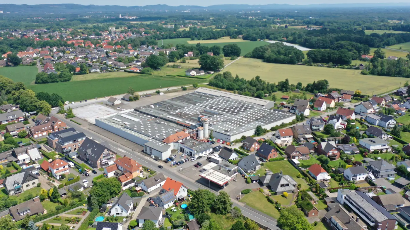 Isometrische Zeichnung eines Bauprojekts mit mehreren Gebäuden und markierten Strukturen in Rot