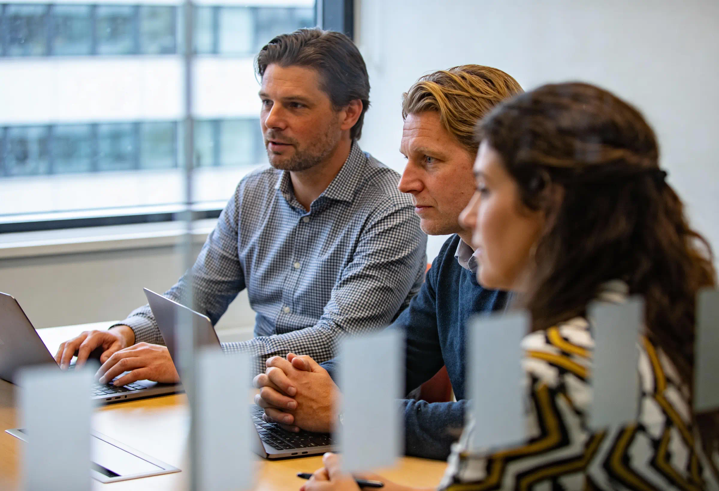 Account Executive voert een eerste commercieel gesprek met een potentiële B2B-klant.