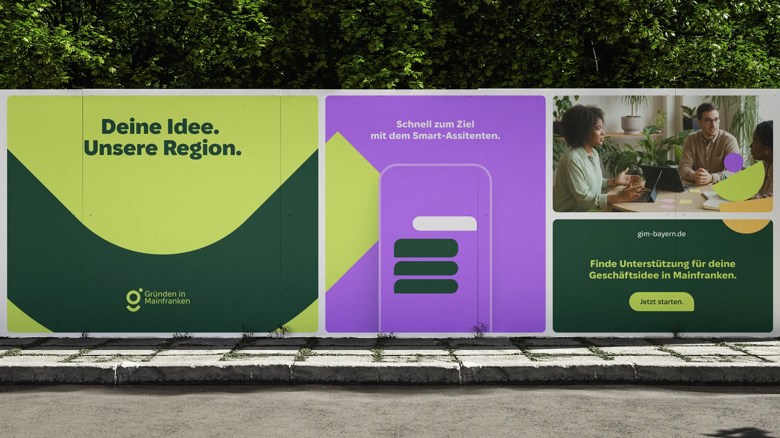 Drei Außenwerbeplakate der Kampagne in Schwarzrahmen
