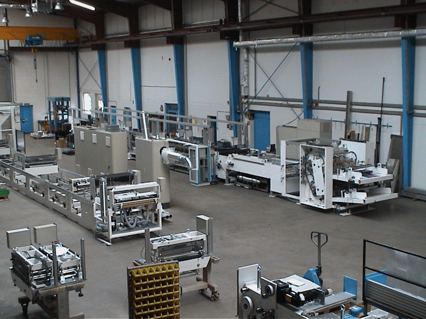 Industrielle Produktionsanlage in Fabrikhalle. Hochmoderne Maschinen für Fertigungsprozesse.