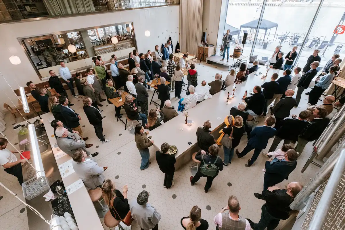 Gesamtüberblick über das Finne Opening in der Hafenbrauerei Münster mit Vortrag, Gästen und Networking