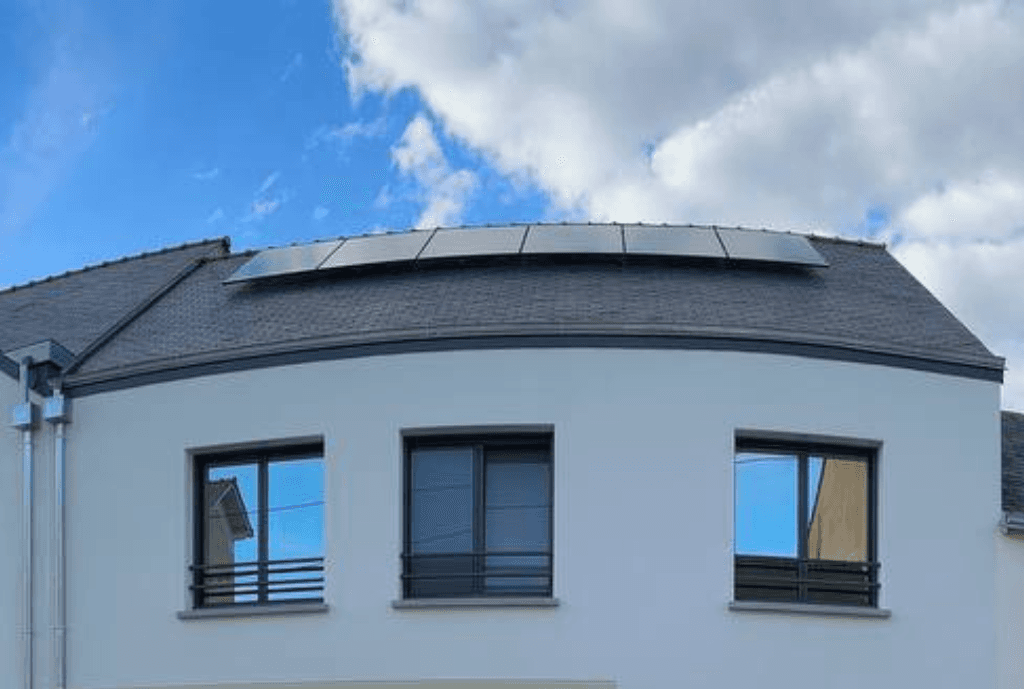 Photo d'une maison à Angers en France équipée de panneaux photovoltaïques dont l'installation a été faite par Solarock.