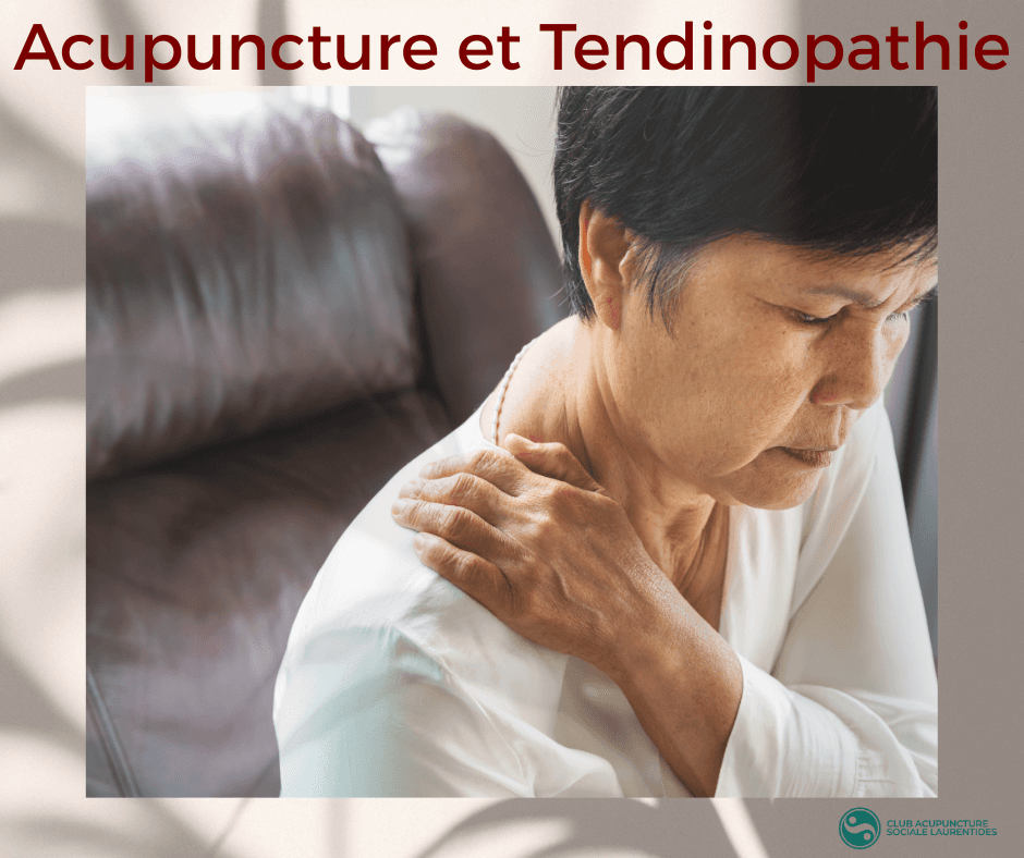 Une femme se tient l'épaule droite car elle a de la douleur