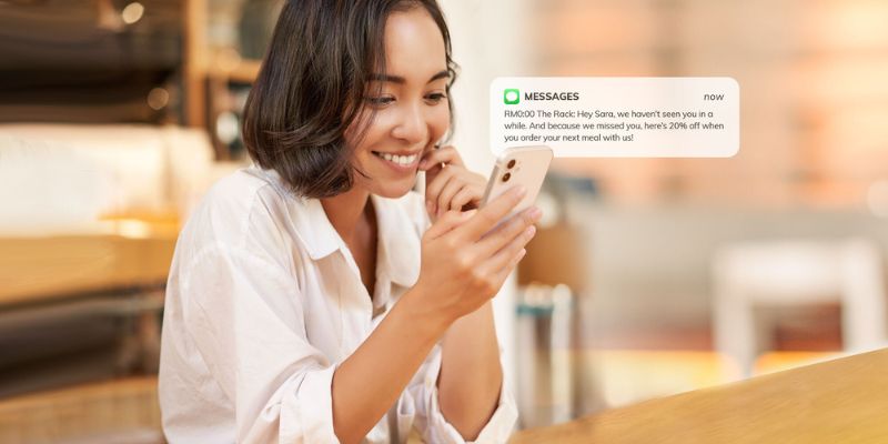 Pelanggan gembira tersenyum melihat teks promosi di sebuah kafe.
