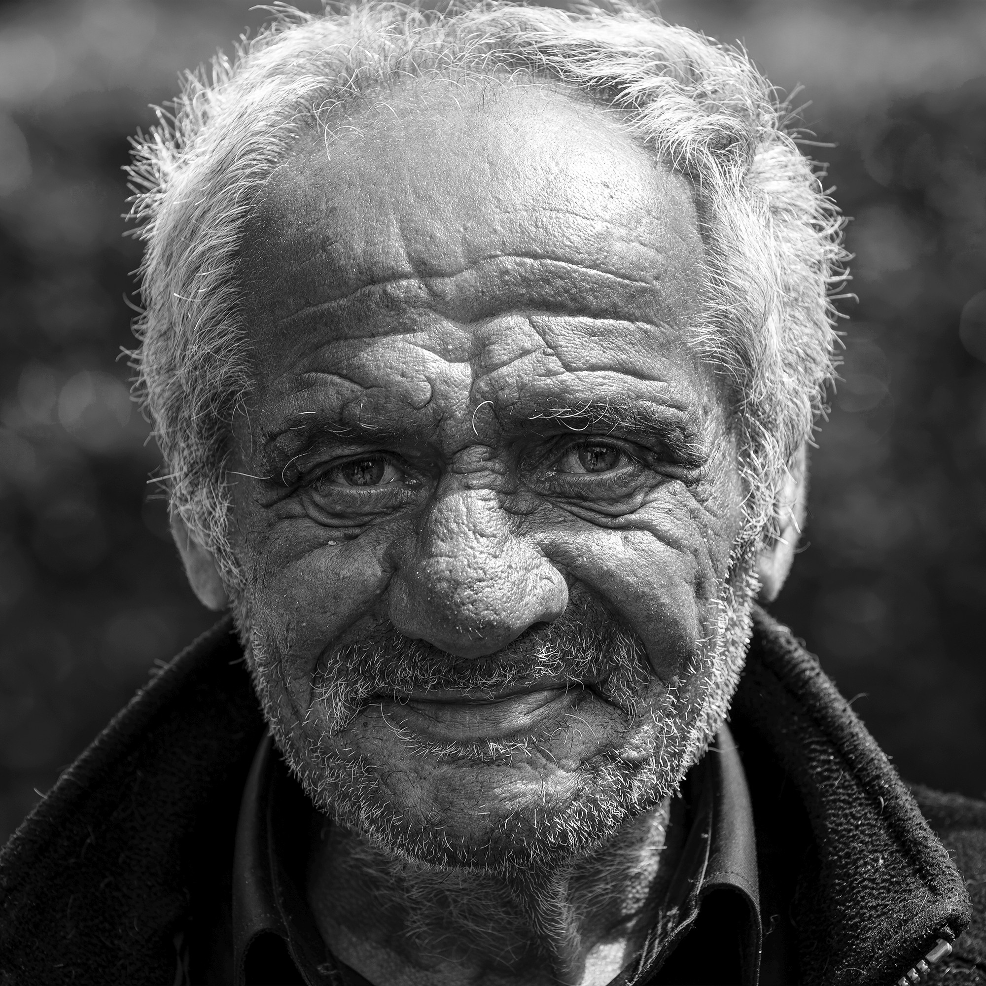 Frederic Bourcier, photographe documentaire, réalise des portraits d’un sans domicile fixe qui vient régulièrement lui rendre visite à son atelier. A travers ces photos, on peut voir les saisons , son humeur et surtout son état de fatigue.
