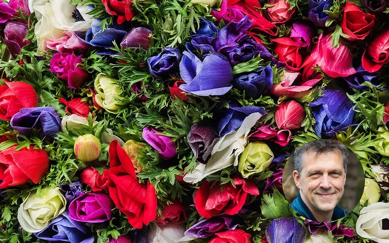 Picture of a bed of flowers with a picture of Danny van der Meij in the corner