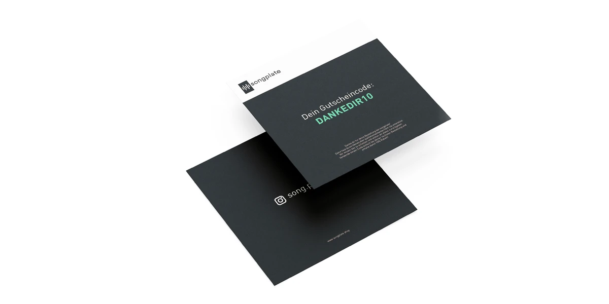 Mockup der songplate-Dankeskarte, die einen Rabattcode anzeigt. Auf der Karte steht "Dein Gutscheincode: DANKEDIR10".