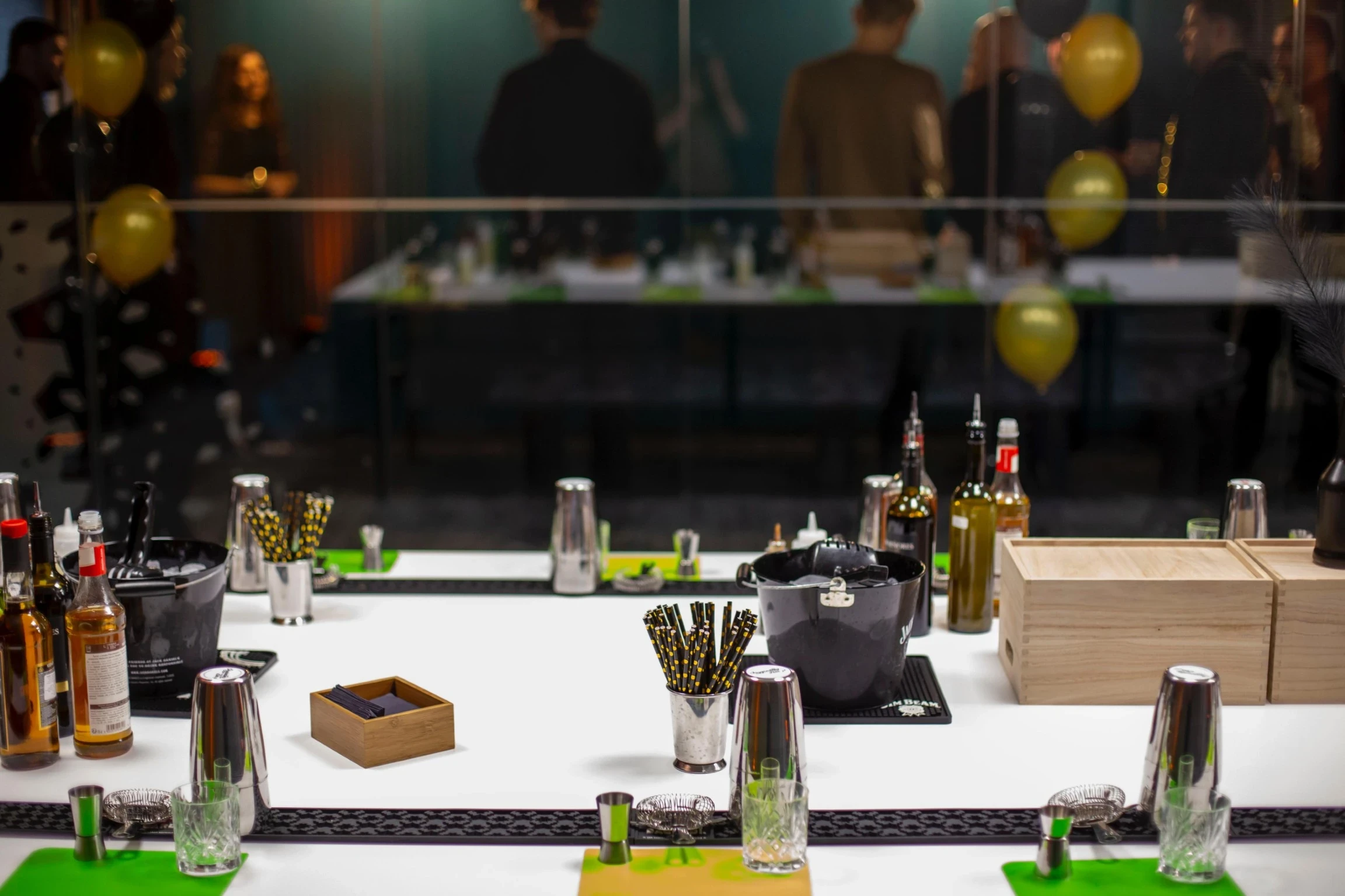 elegancki koktajl na wesele otoczony akcesoriami do miksologii