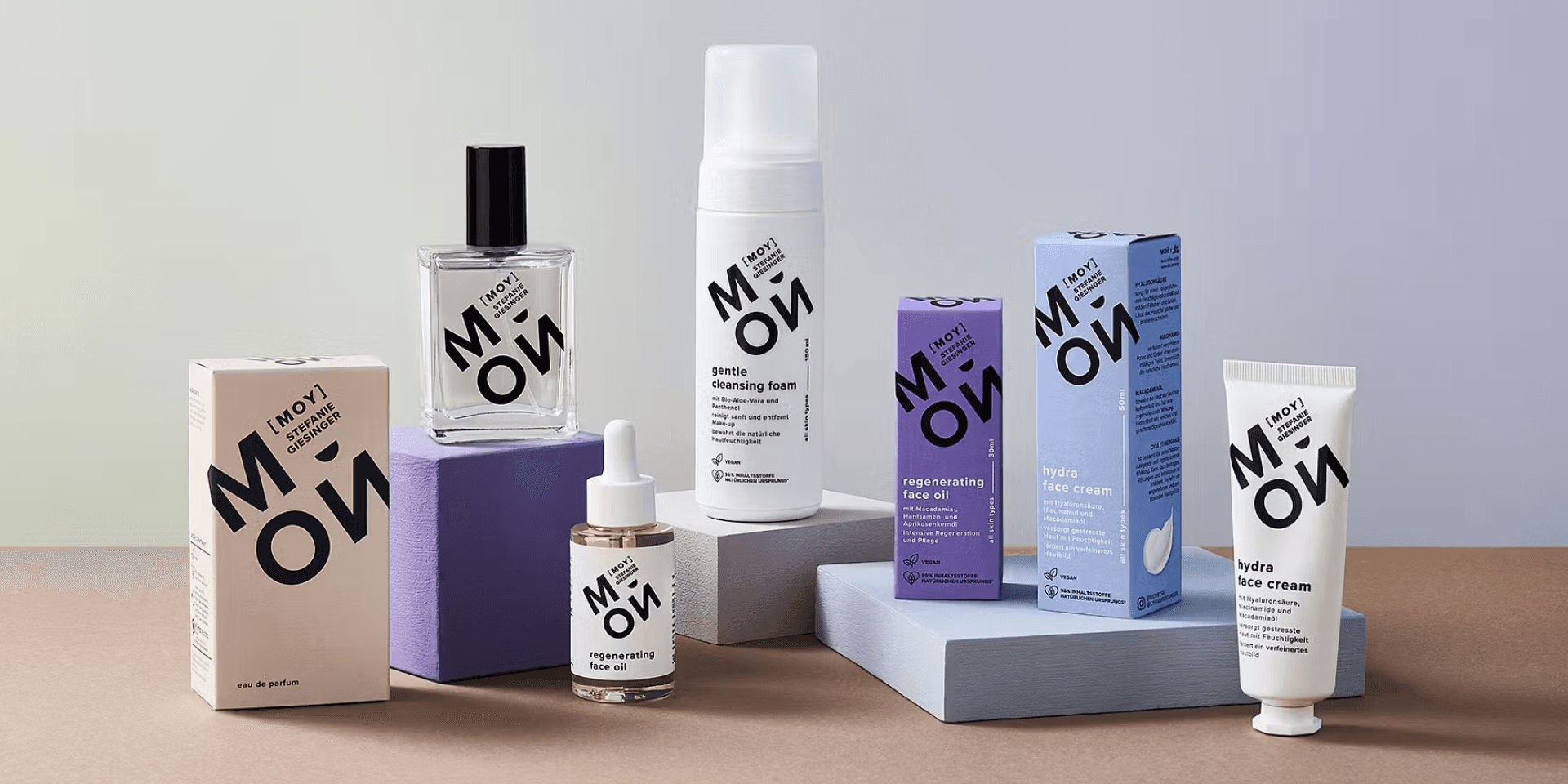 MOY Packaging Design – typografisch geprägte Faltschachteln in Pastelltönen, Rectangle-Crop aus der Kampagne.