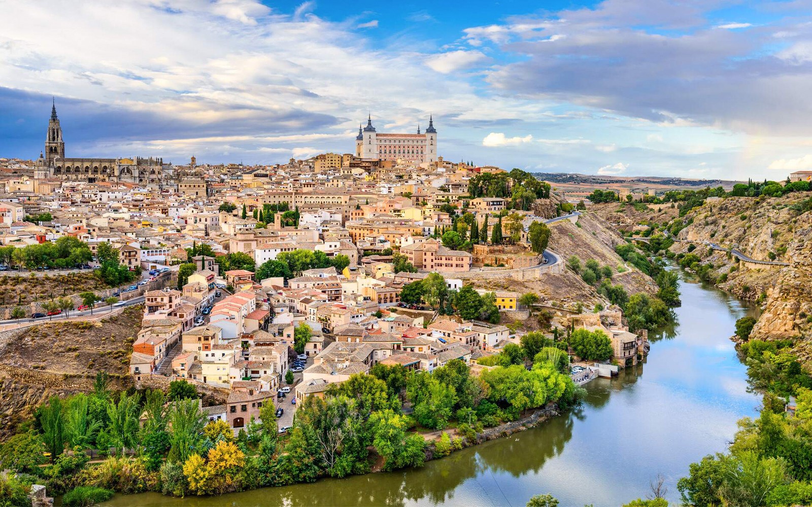 托莱多市景观，阿尔卡萨堡垒与塔霍河。