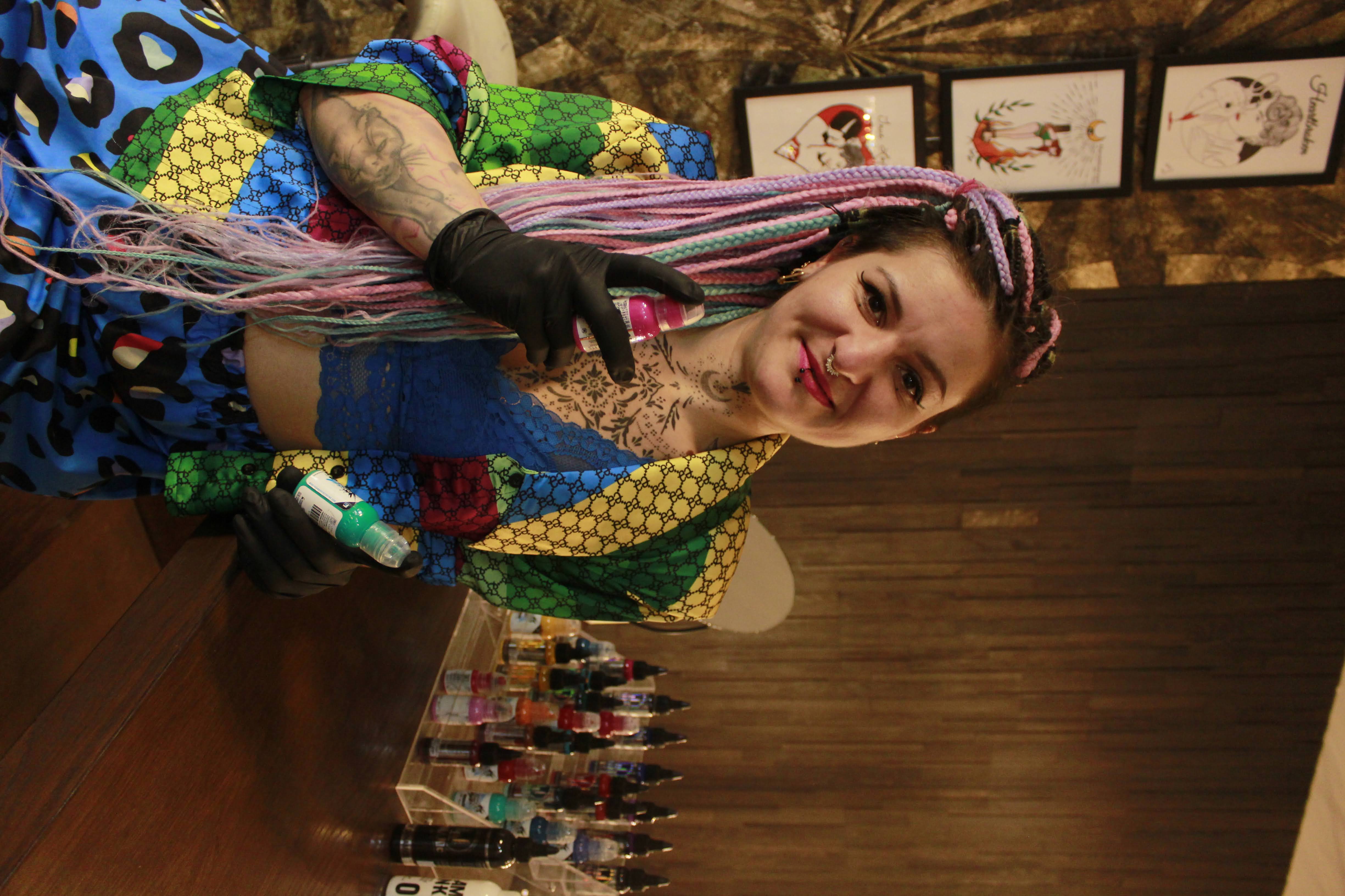 Katka, tatérka a lektorka MamaTattoo, ve svém ateliéru