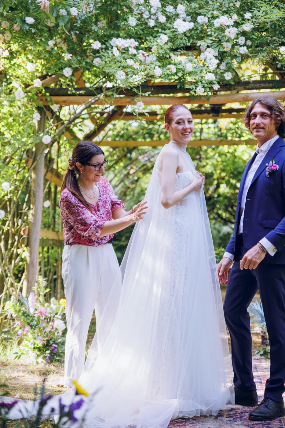 Vestizione di una sposa al matrimonio