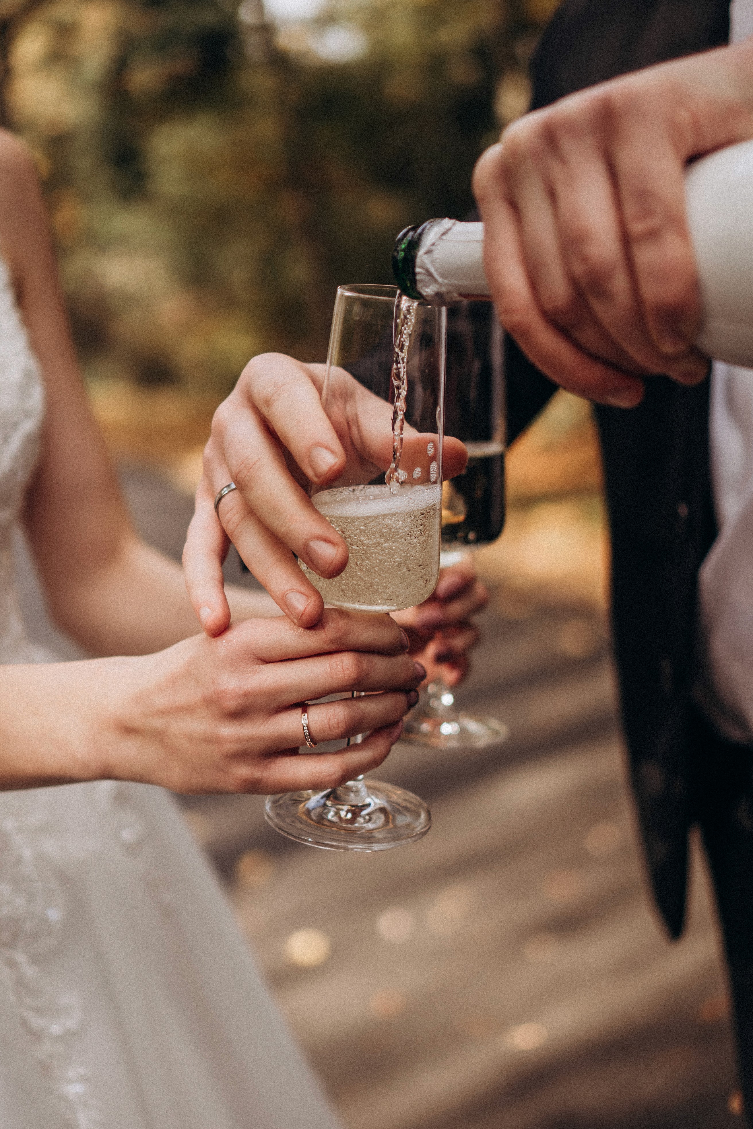 Hochzeitsdetail Fotografie in Bogen – Anstoßen mit Sekt bei einer Hochzeit.