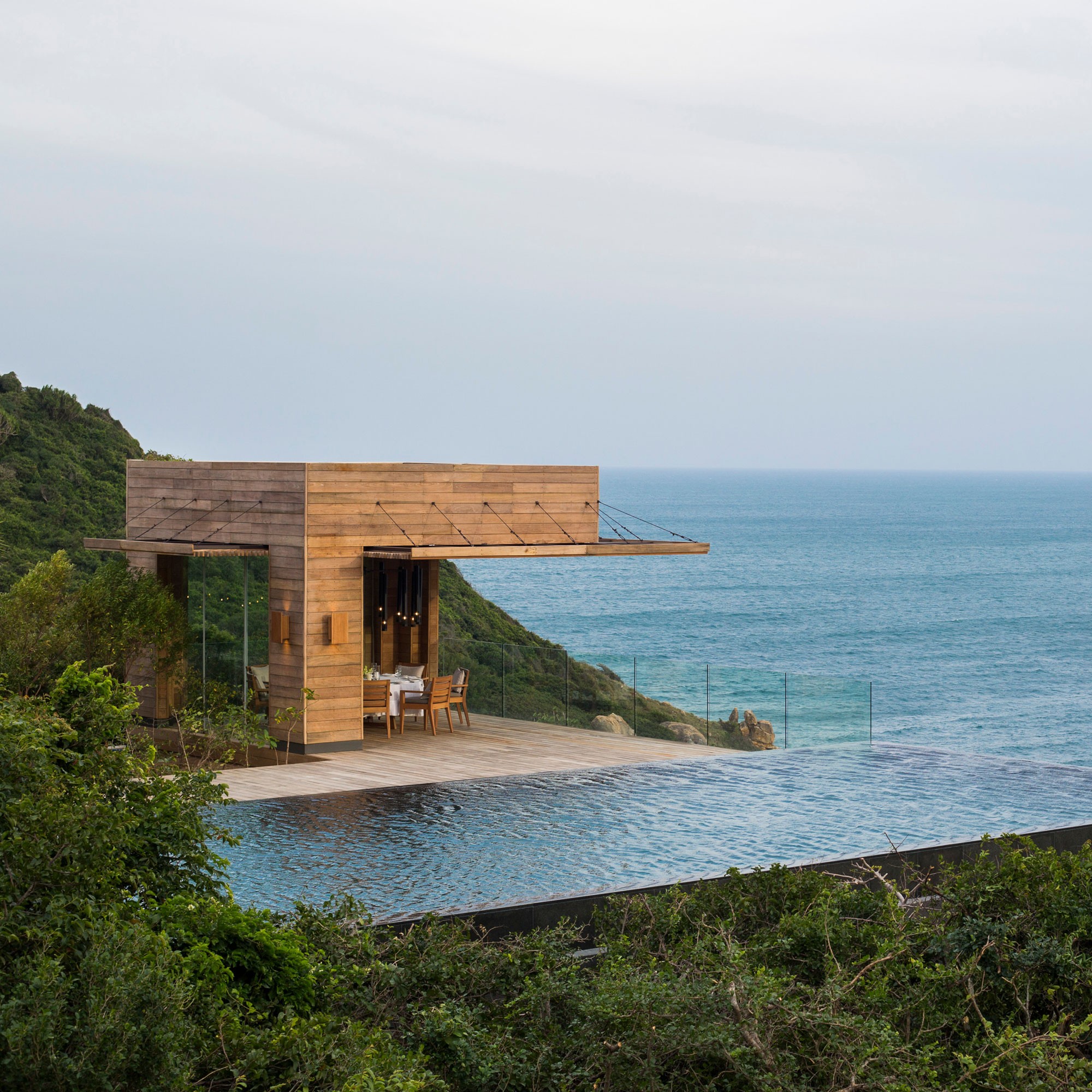 Clifftop pavilion with infinity pool overlooking the sea at Amanoi