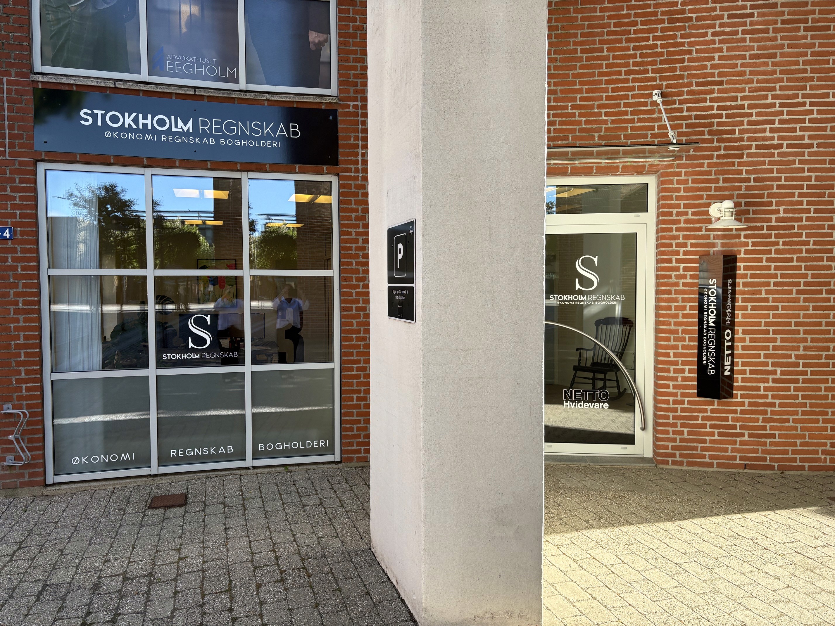 Facade hos Stokholm Regnskab i Herning med skilt for økonomi, regnskab og bogholderi