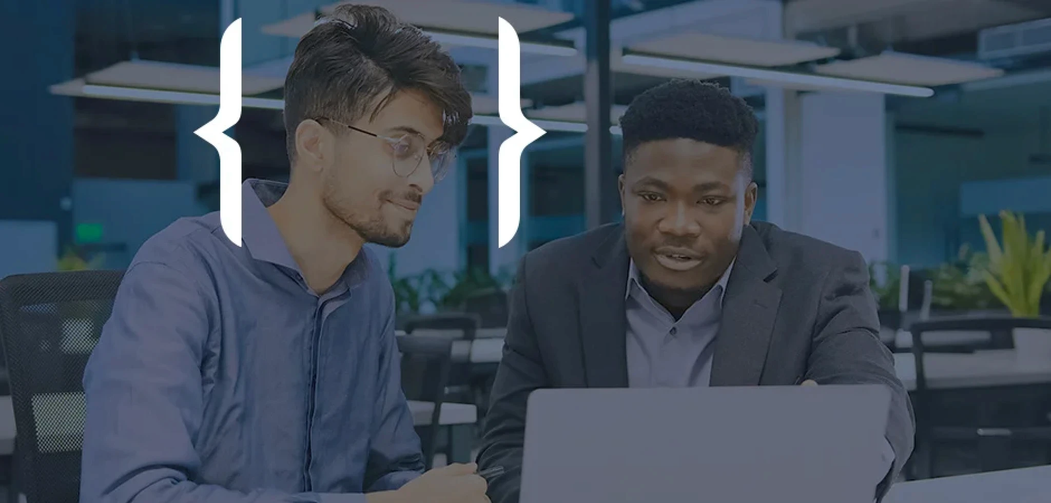 Dois profissionais de TI configurando integrações da plataforma Milvus juntos