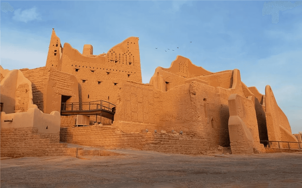 لقطة قريبة لأطلال القصور التاريخية المصنوعة من الطين في مشروع بوابة الدرعية، تبرز التراث الثقافي.