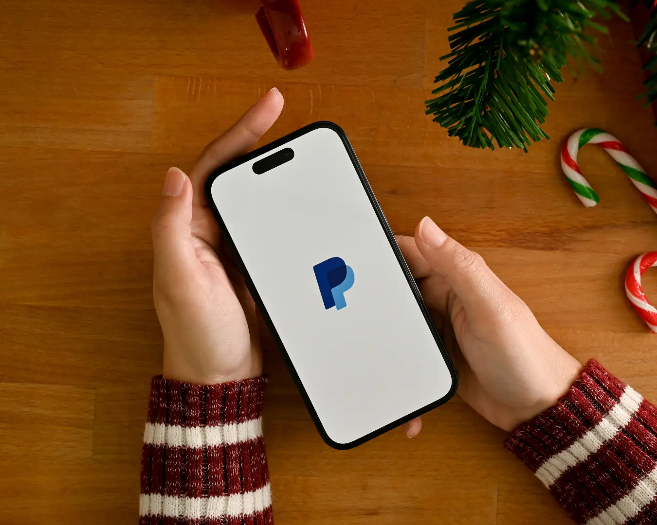 Portada de calculadora de comisiones con celular con logo de Paypal México