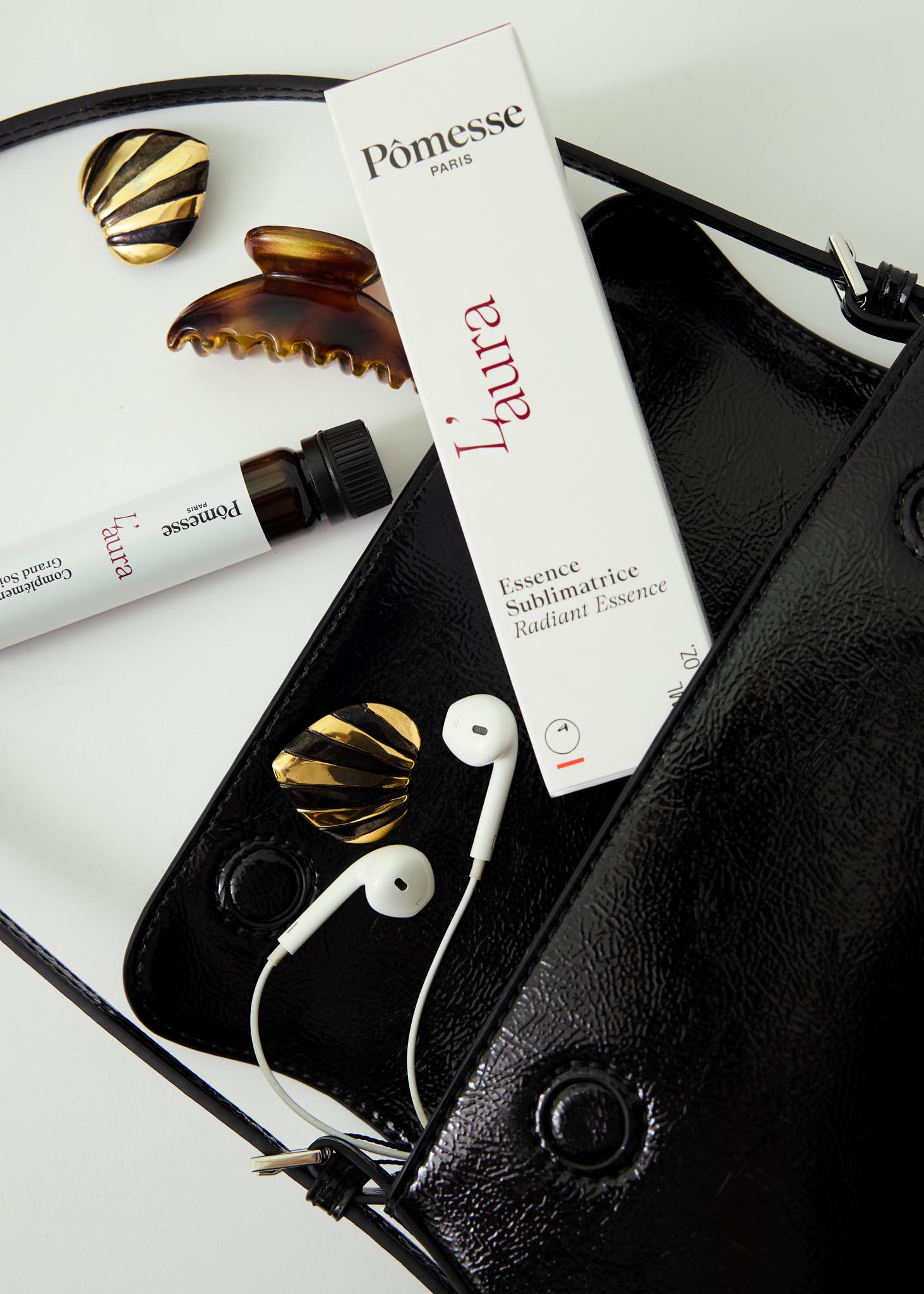 femme en train de boire un café avec des lunettes de soleil et une serviette sur la tête