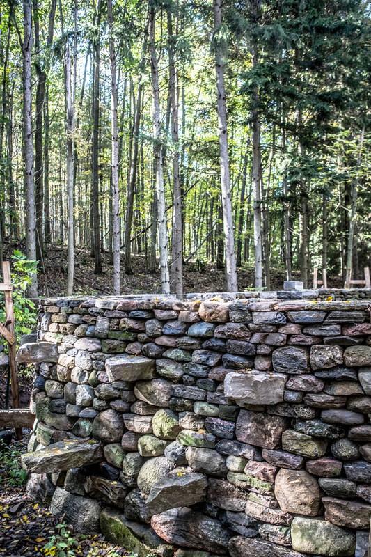 Trockenmauerkunstwerk Trockensteinmauer mit Stiegen von Eric Landman