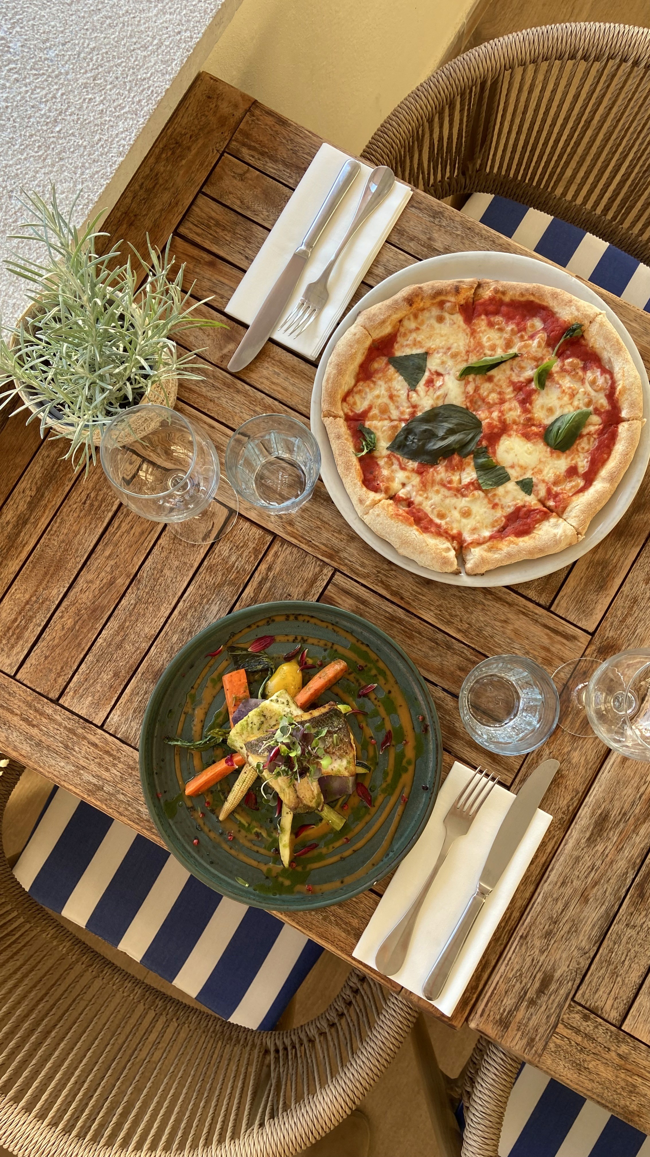Pizza napolitana del horno de piedra – restaurante italiano Ovest al Mare en Palma