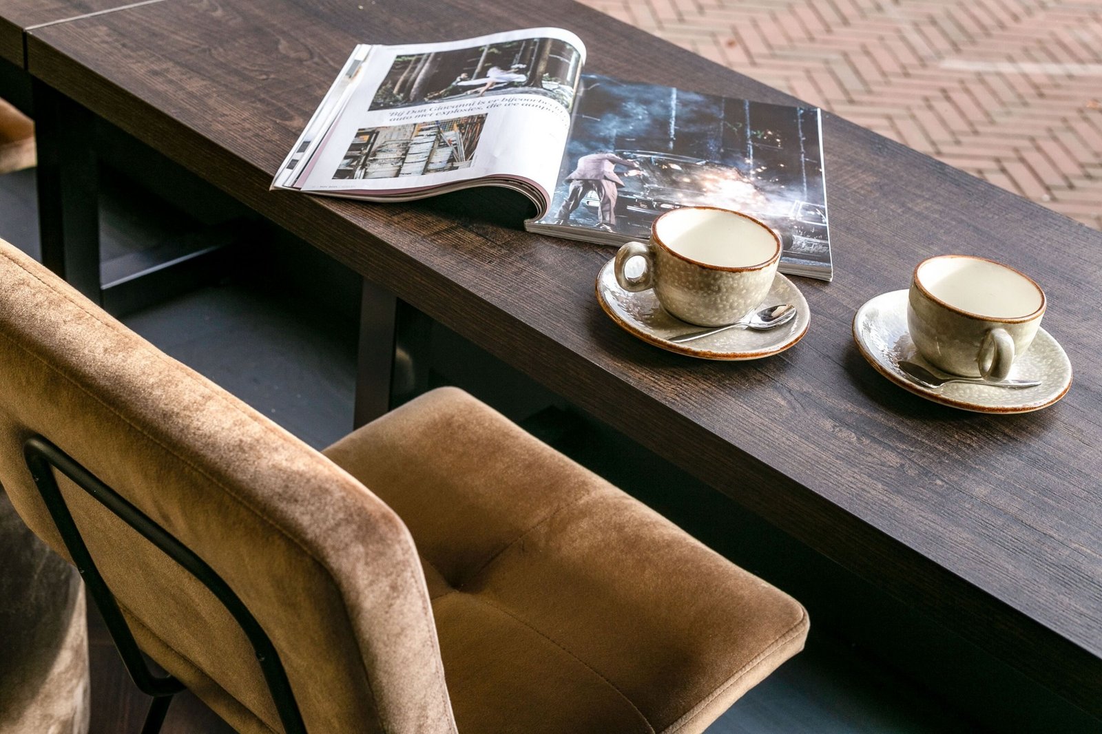 MrMurk interieur cognac stoelen, raamzitje