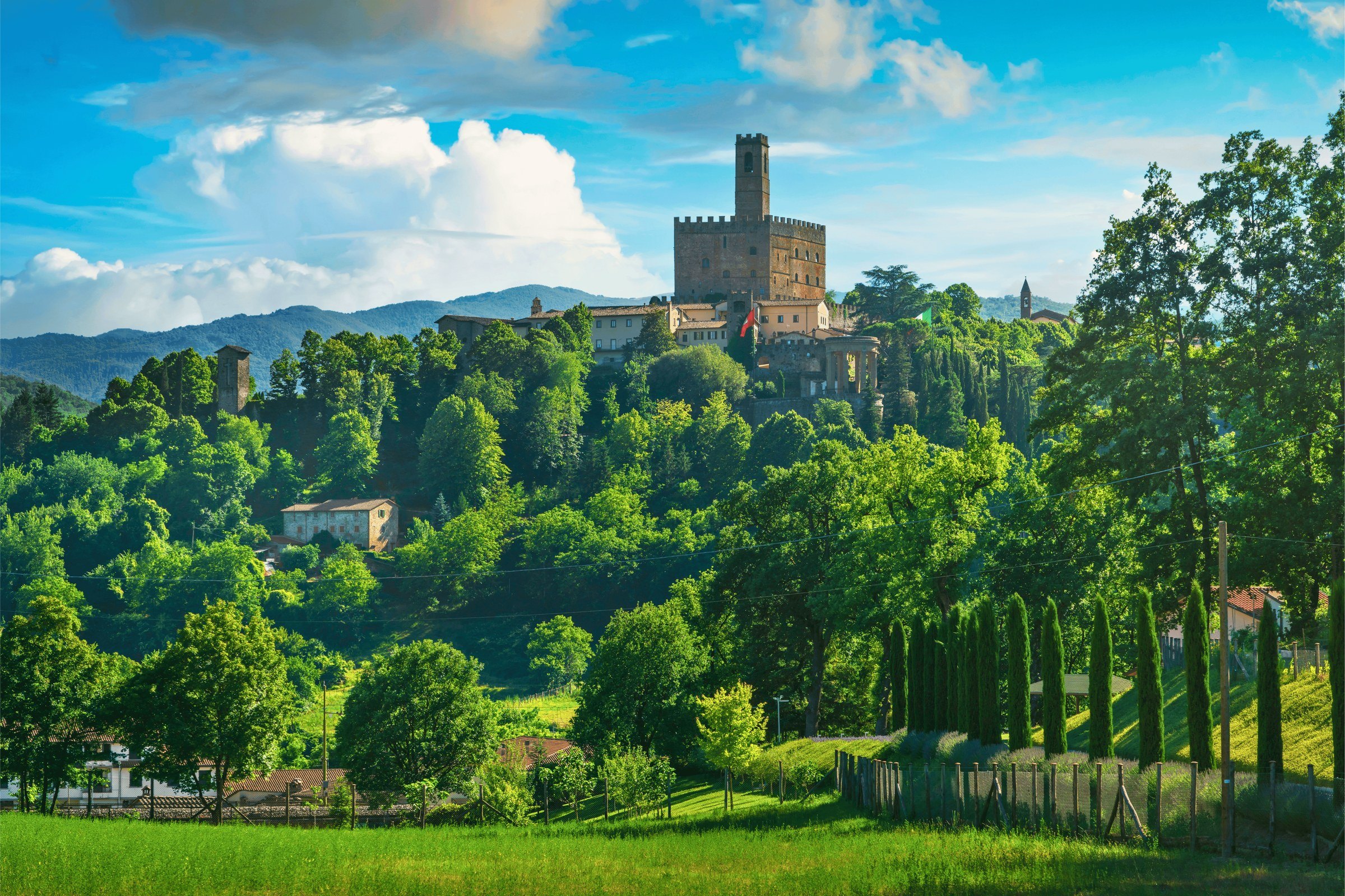 Il Castello di Poppi con la valle verde del Casentino