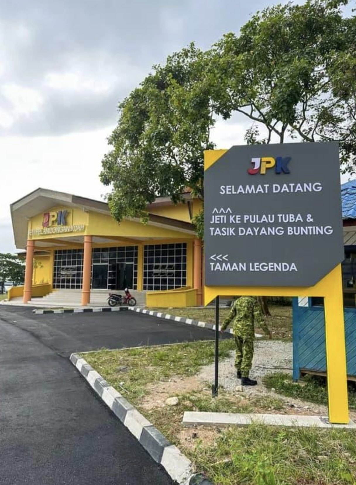 The entrance of the Kuah town jetty (Jeti Pelancongan Pekan Rabu)