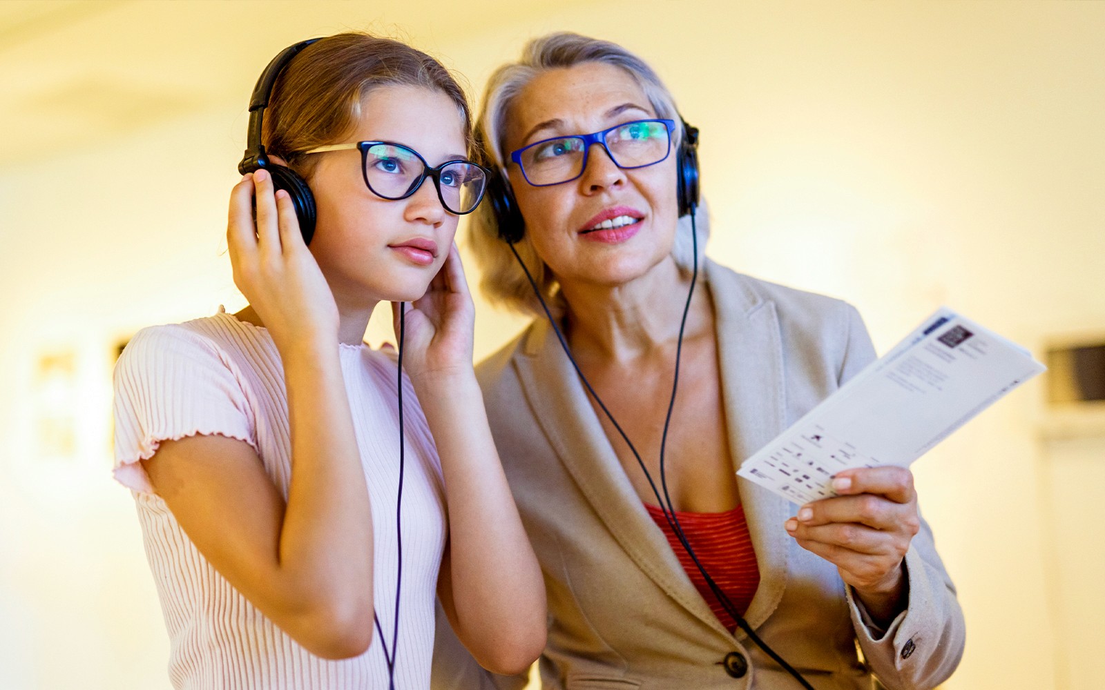 使用语音导览器参观国家马车博物馆的游客。