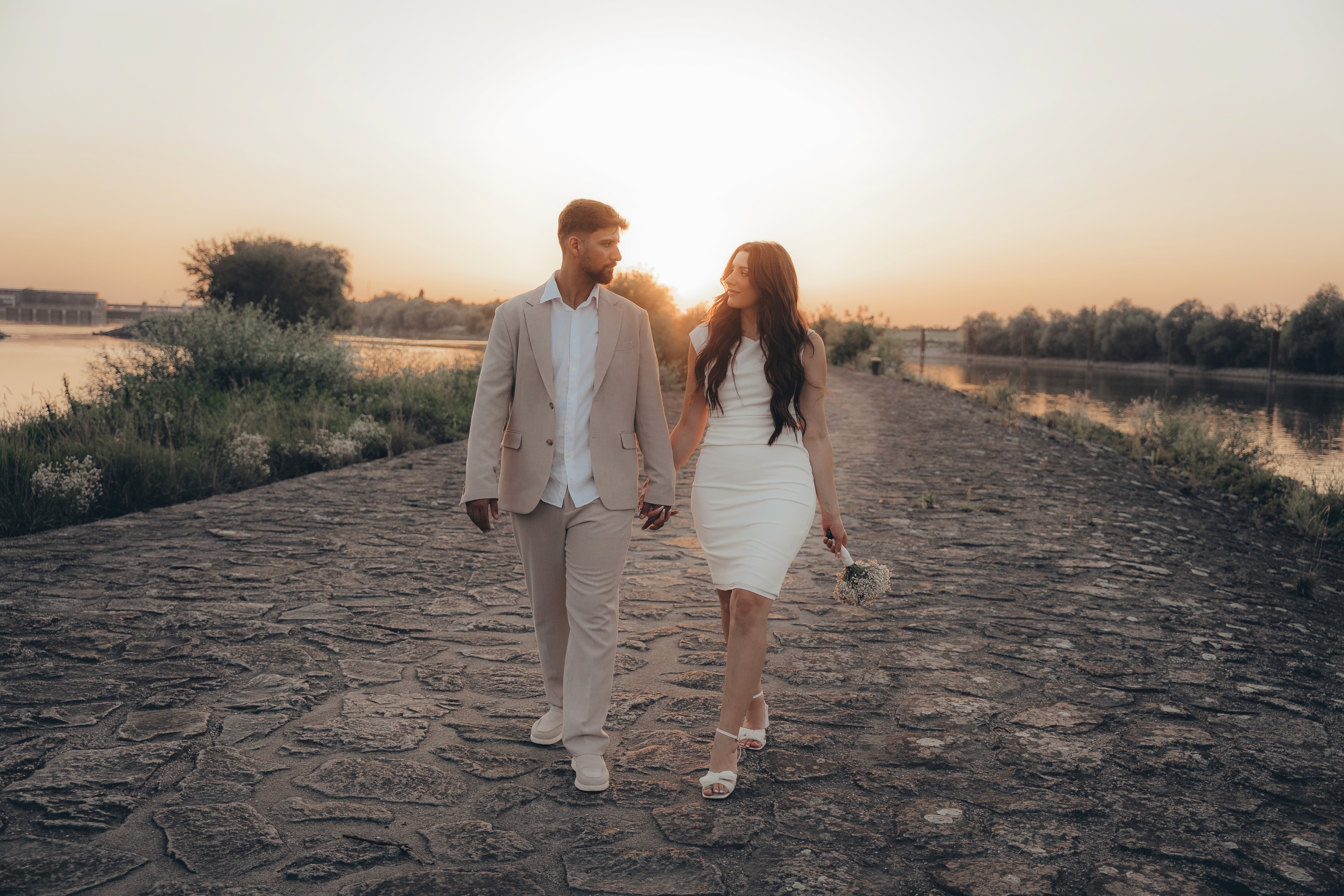 Paarfotografie Outdoor in Bogen – verliebtes Paar spaziert gemeinsam bei natürlichem Fotoshooting.