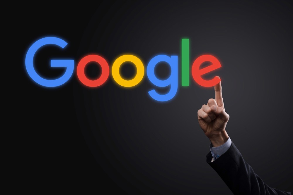 Empresário analisando baixa visibilidade da empresa no Google Maps