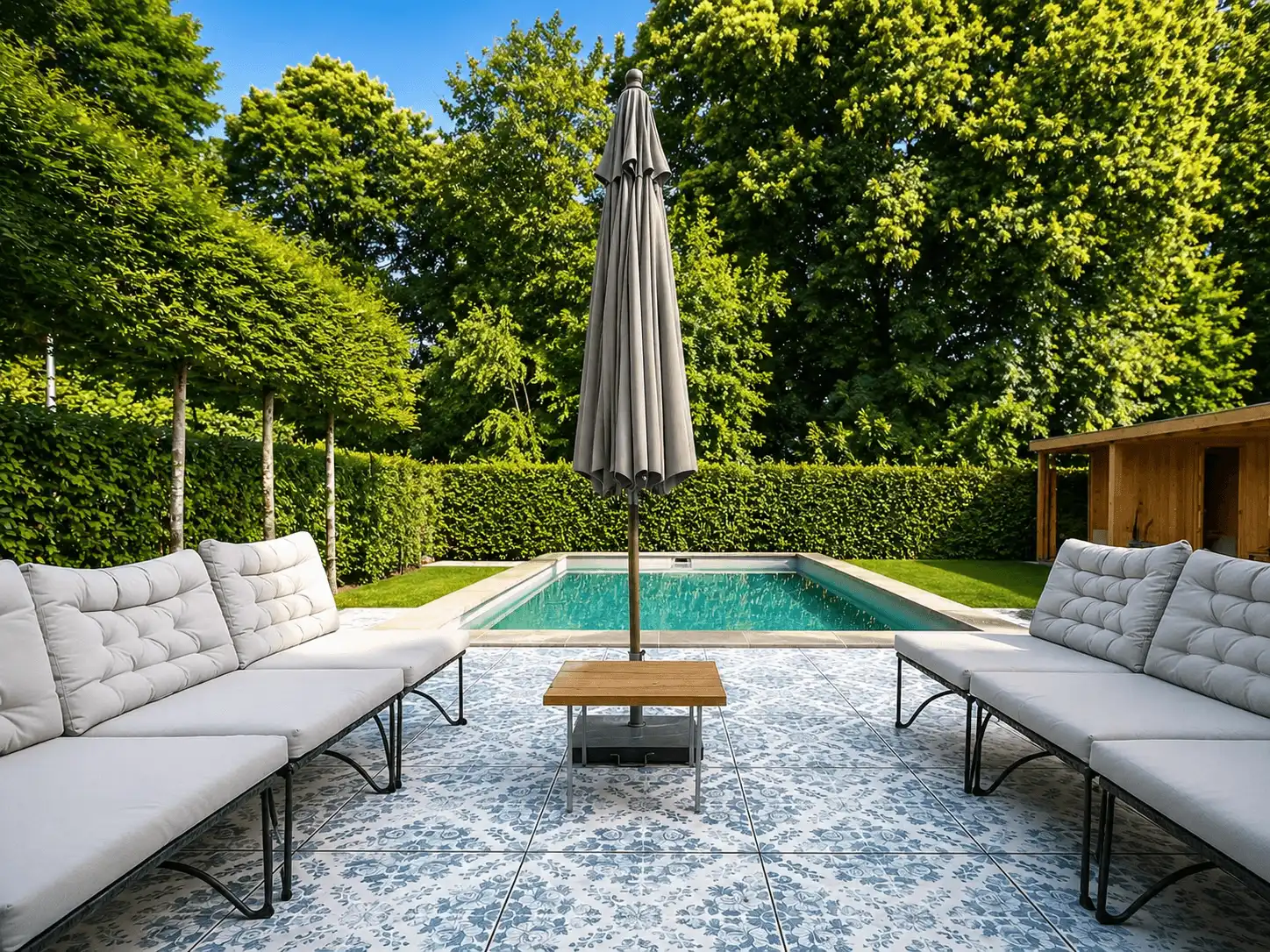 Luxe tuinaanleg bij zwembad door Hoveniersbedrijf Star Landscaping te Cuijk