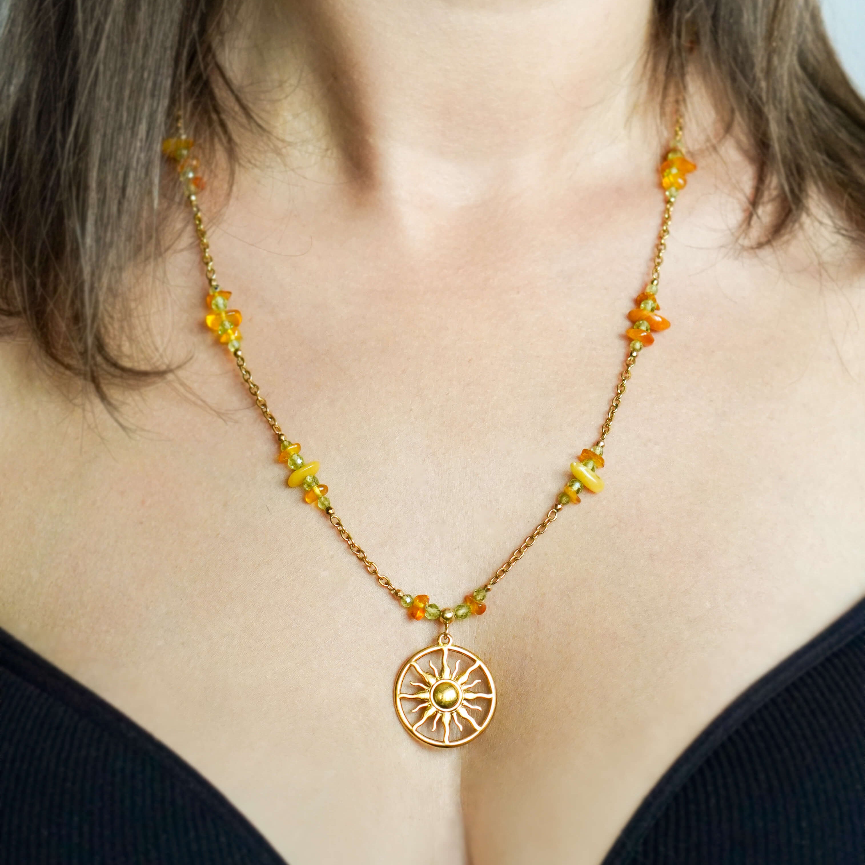 Długi naszyjnik z bursztynem i oliwinem handmade ze złotą zawieszką Słońce