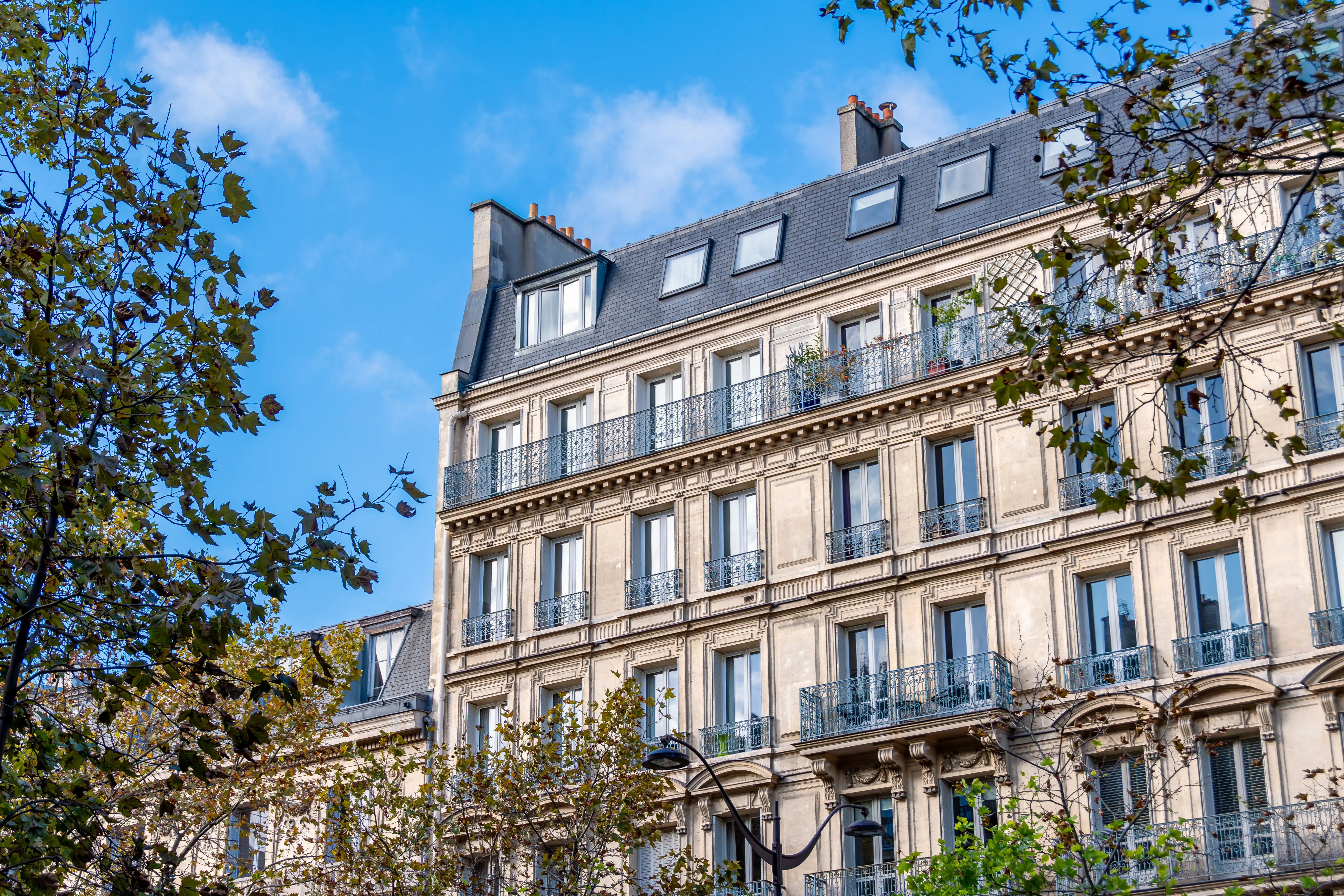 Immeuble urbain moderne avec des systèmes de chauffage central