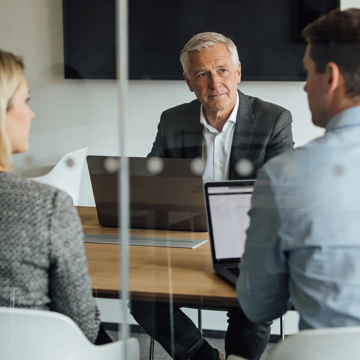Commercieel directeur bespreekt outboundstrategie en omzetgroei met het team in een zakelijke setting.