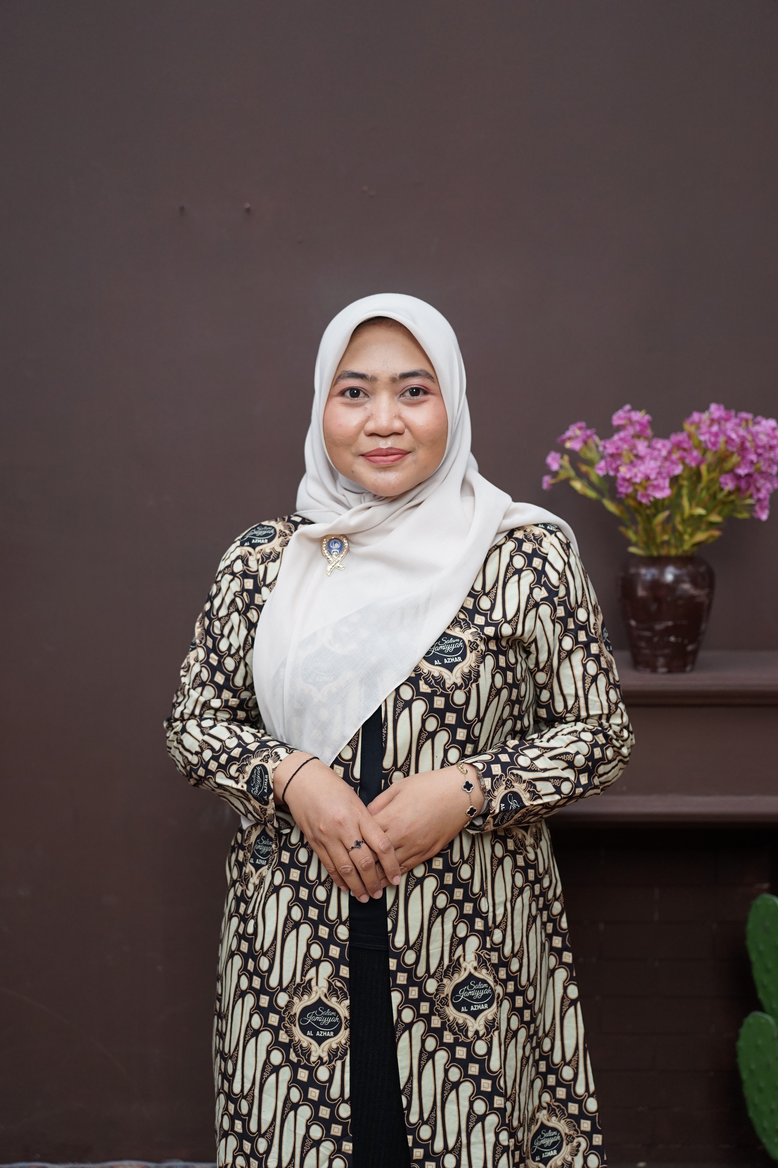 woman in black abaya