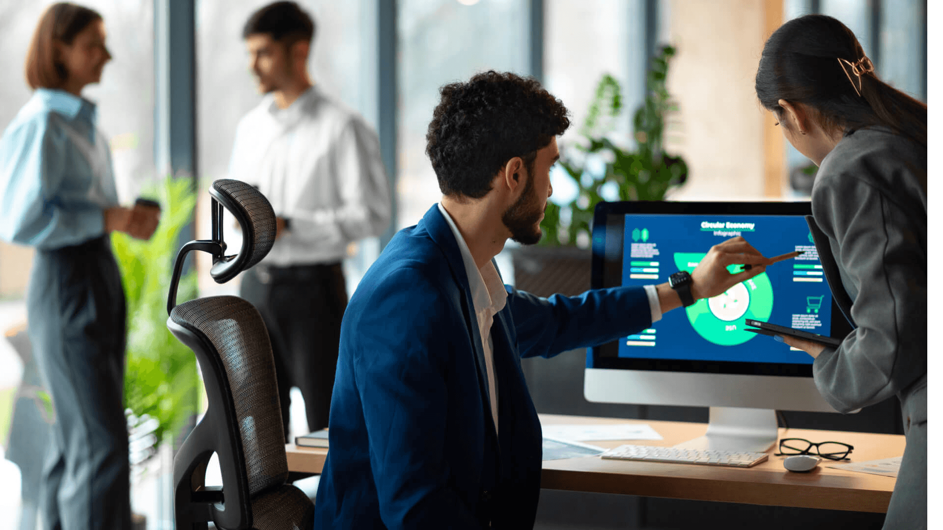 Man explaining business data - Customer Experience Analytics