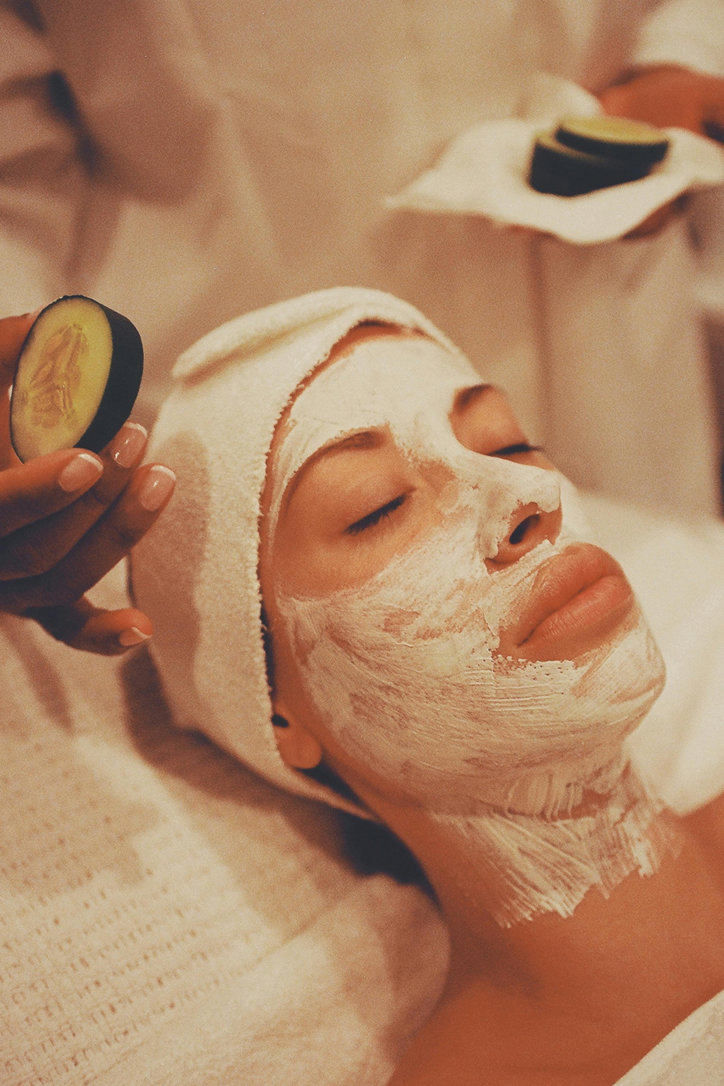 a-woman-receiving-a-rejuvenating-facial-mask-at-a-spa,-surrounded-by-soothing-am - dλvξ-gλrciλ (pexels)