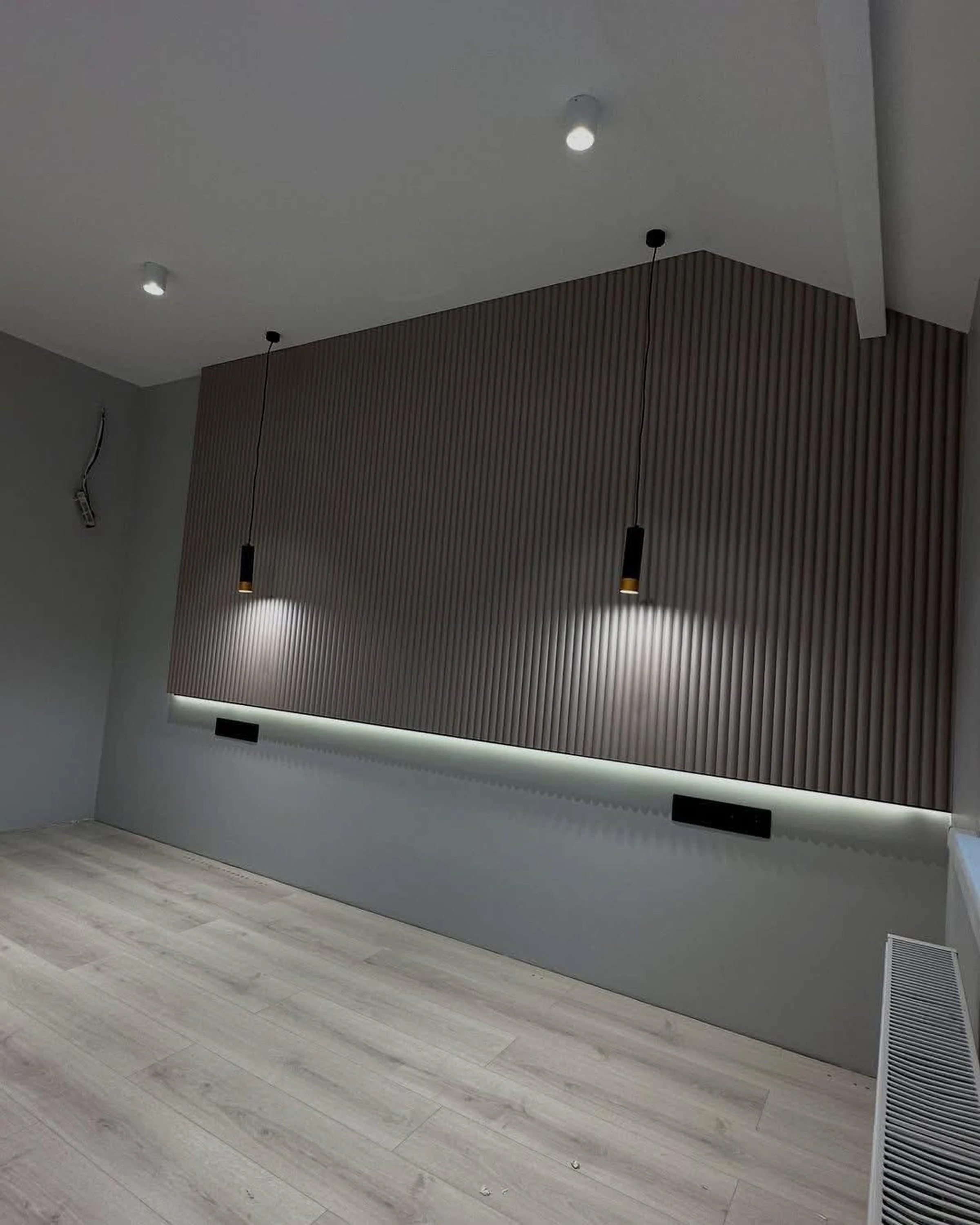 Détail — joint creux entre lambris et minéral.