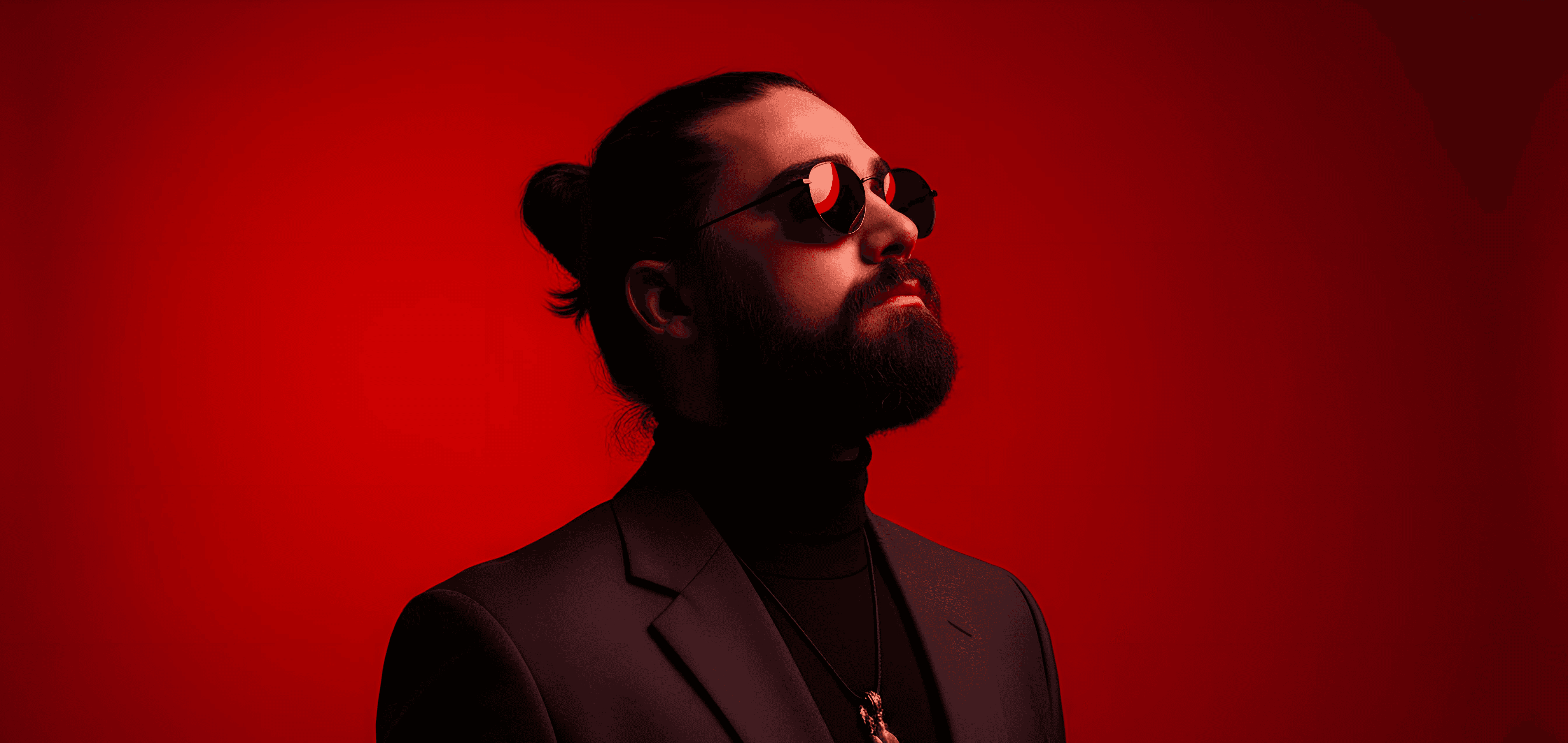 Conceptual black and white split portrait of Mani Dastgerdi. One half shows a direct gaze, the other is slightly obscured, symbolizing the dual role of a Narrative Architect: bridging the gap between raw business 'Noise' and a clear, impactful 'Message'.