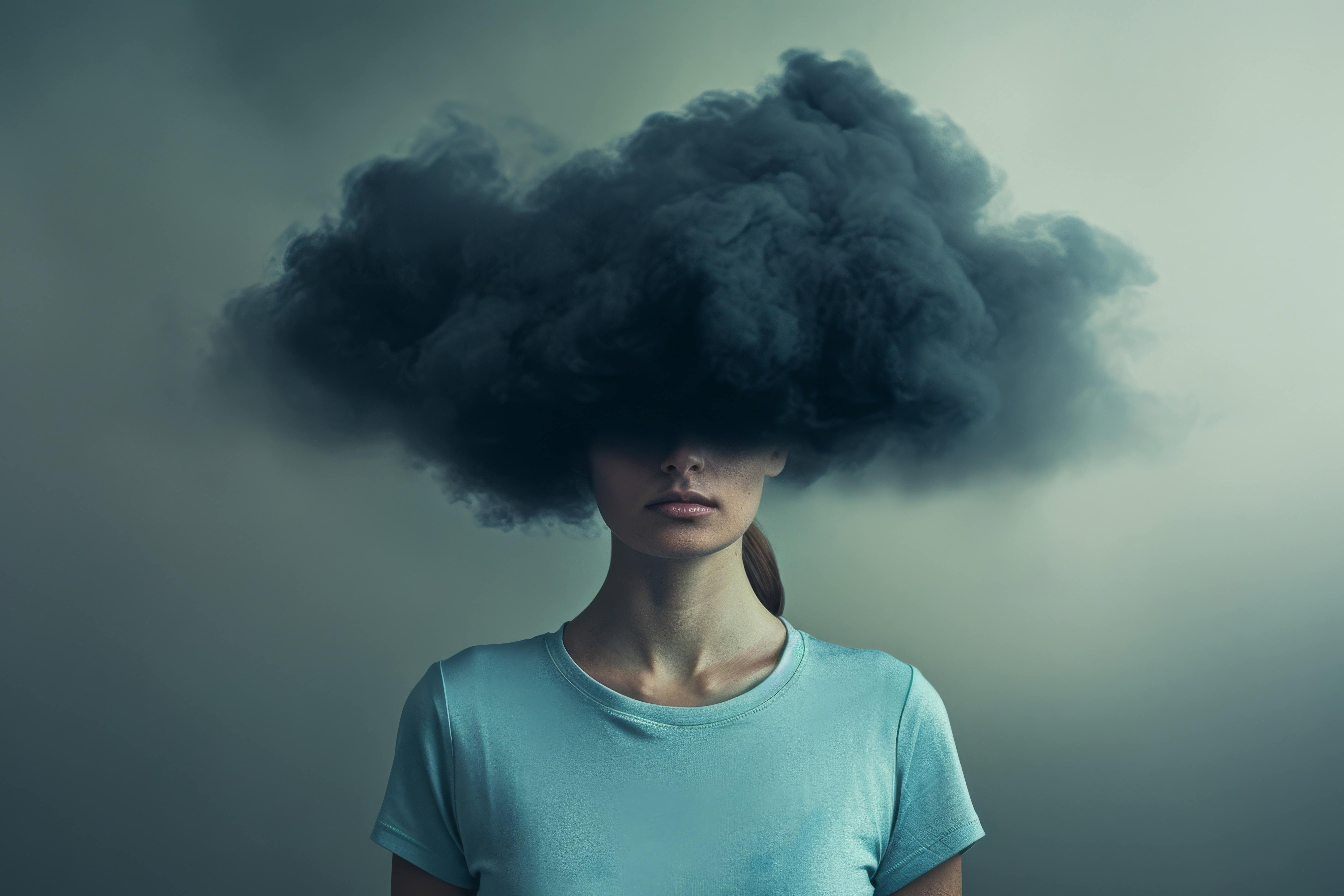 Une femme portant un t-shirt bleu, avec un nuage de fumée noire flottant au-dessus de sa tête, symbolisant des pensées obscures.