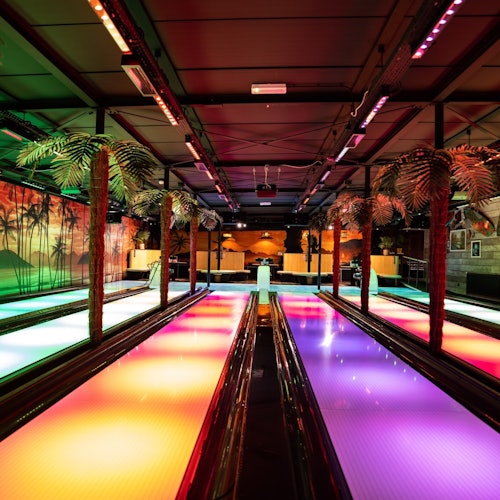 热带风格的保龄球道，绝对让你耳目一新！加上音乐，让我们一起“摇滚保龄”吧！