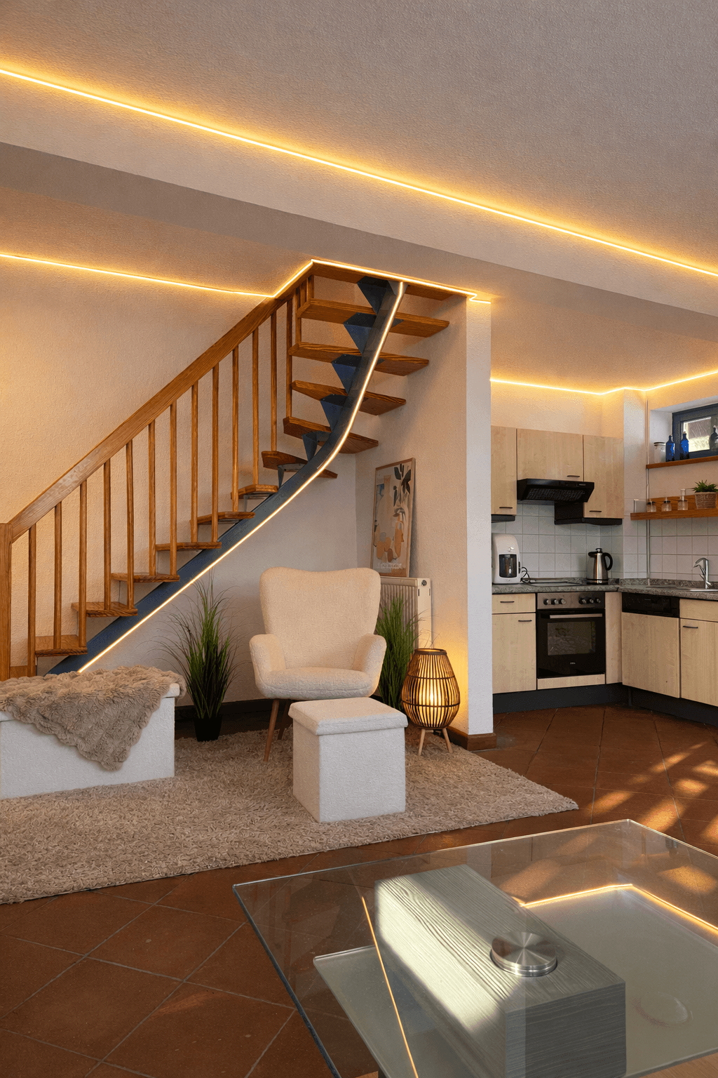 Gemütliche Sitzecke im Reetdach-Ferienhaus beim Hotel Rügenschmiede auf Rügen nahe Hiddensee mit modernen Sessel und moderner Atmosphäre