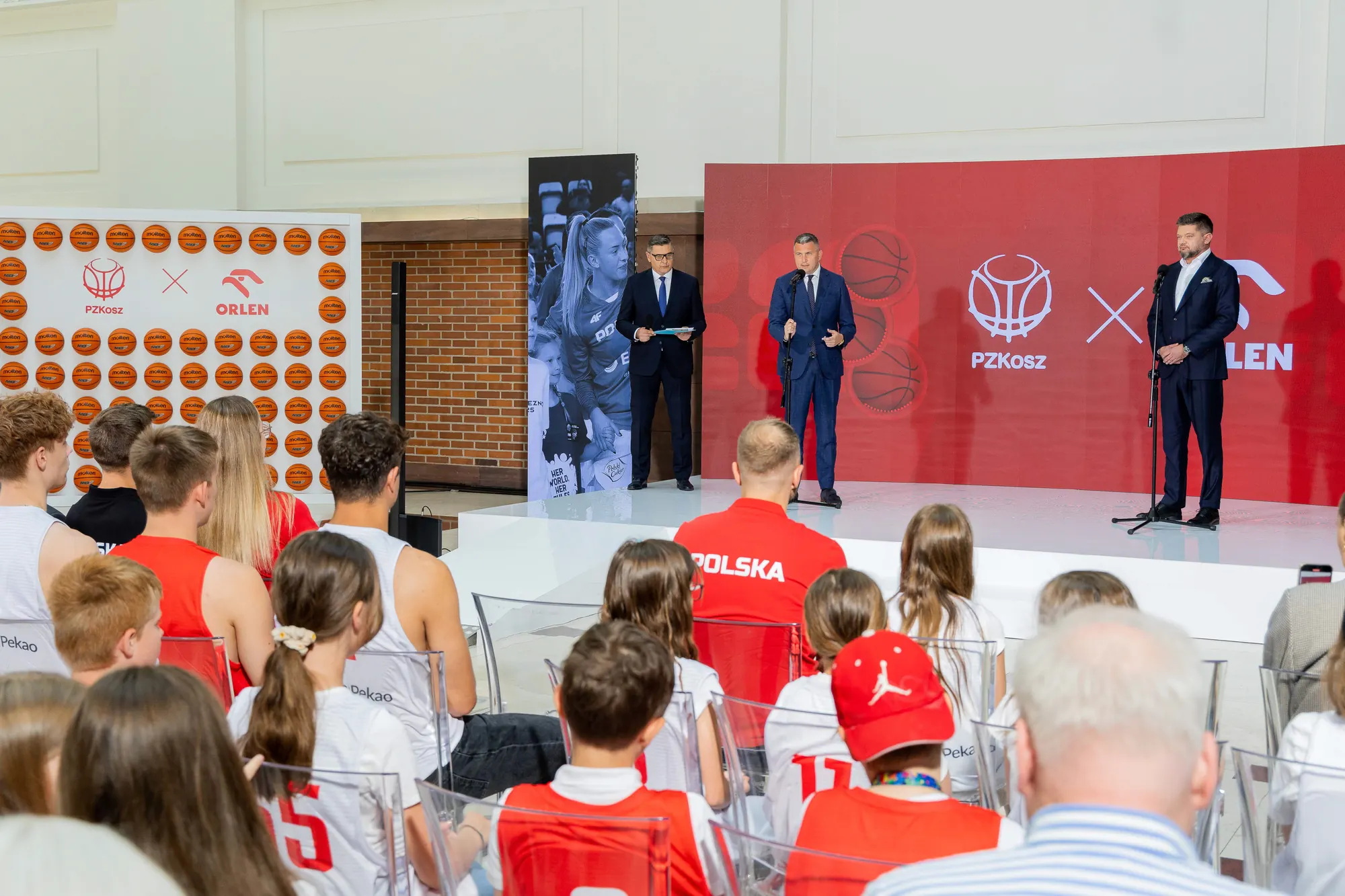 PZKosz i ORLEN – scena konferencji prasowej z publicznością podczas prezentacji partnerstwa.
