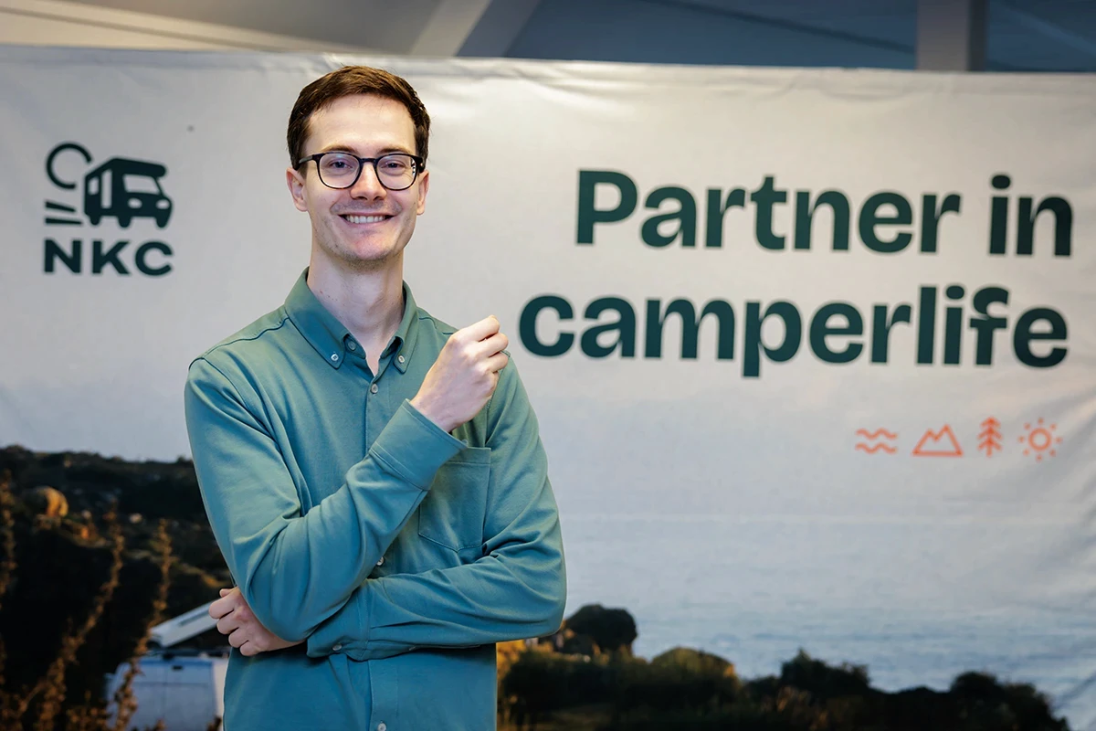 Medewerker van NKC voor een banner met Partner in camperlife