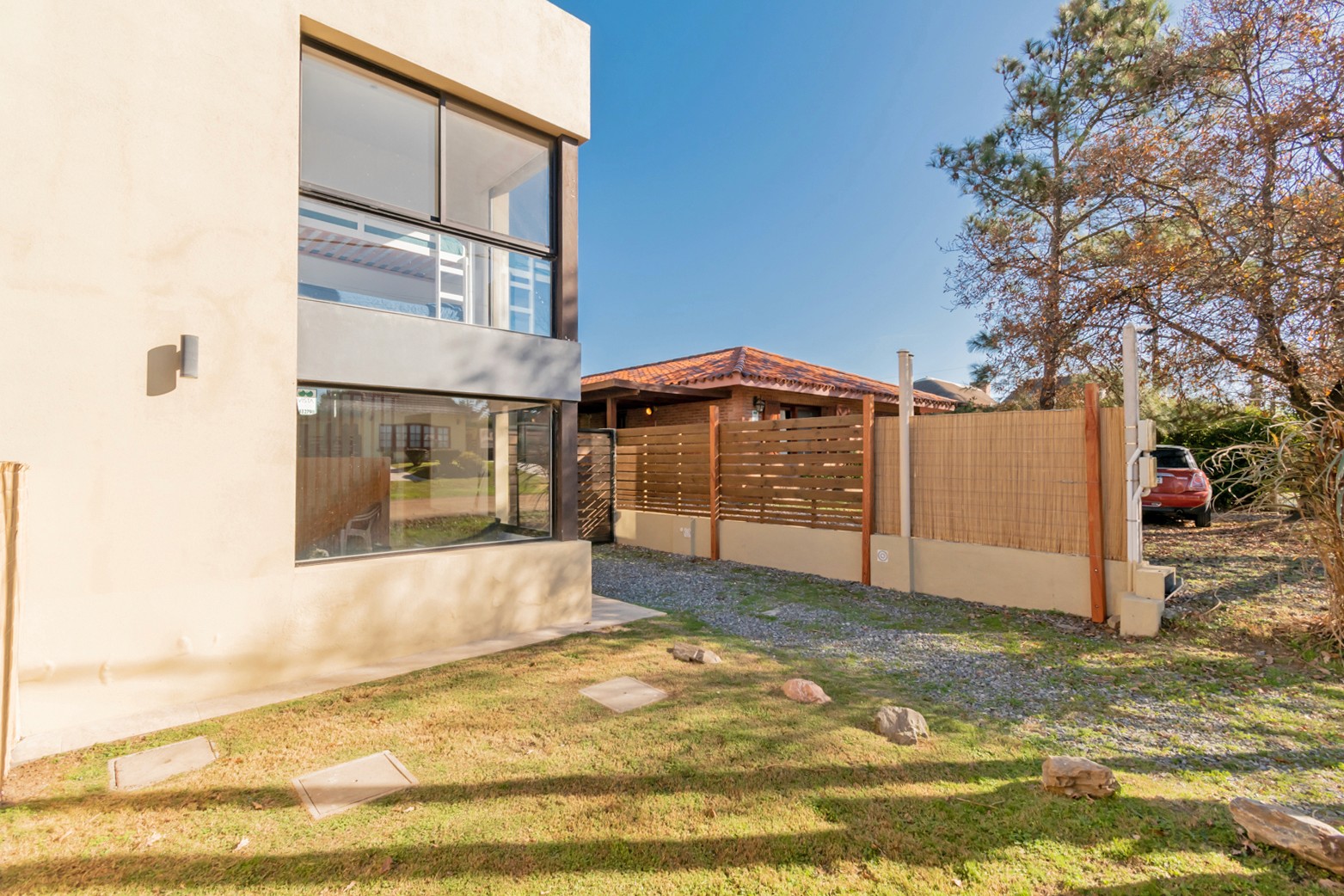 Casa Albatros con jardín y espacio exterior - área verde alrededor de la casa, ideal para relajarse al aire libre.