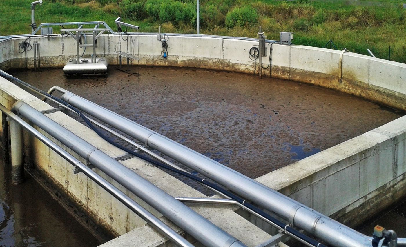 Round SBR tank with a BIODEC floating decanter at the Magyarbánhegyes wastewater treatment plant, Hungary