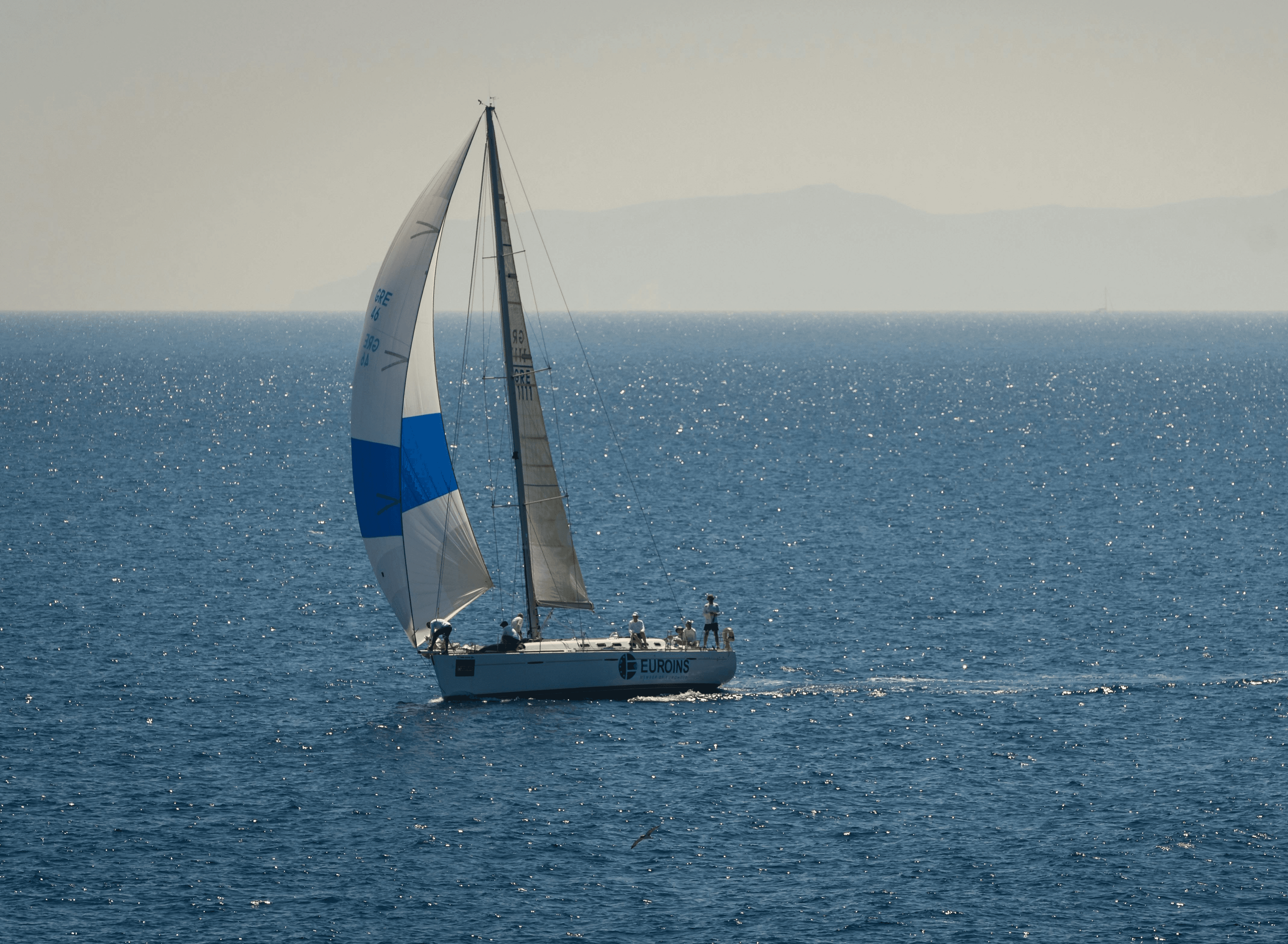 Barca A Vela Bianca E Blu Sul Mare